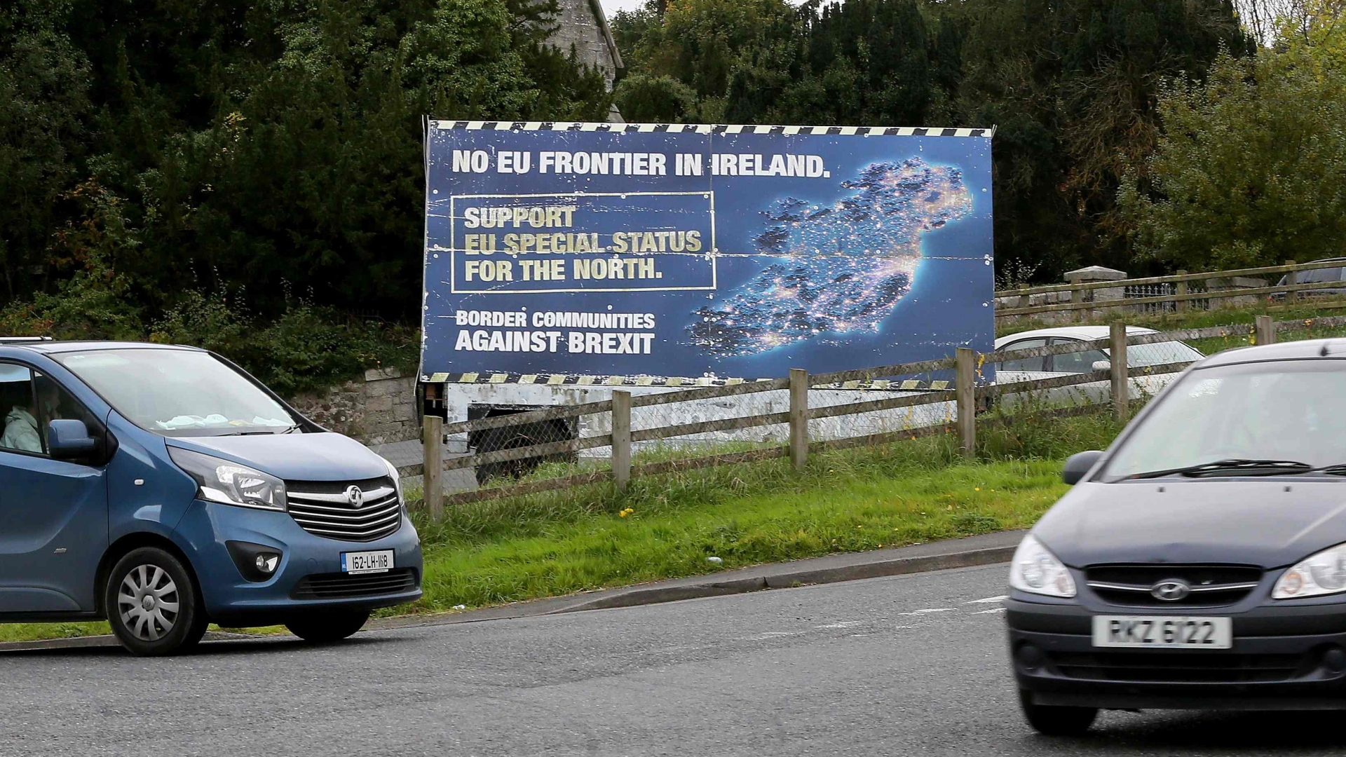 Auf einem Plakat wird sich gegen eine Grenze zwischen Republik Irland und Nordirland gewandt. | Bildquelle: AFP