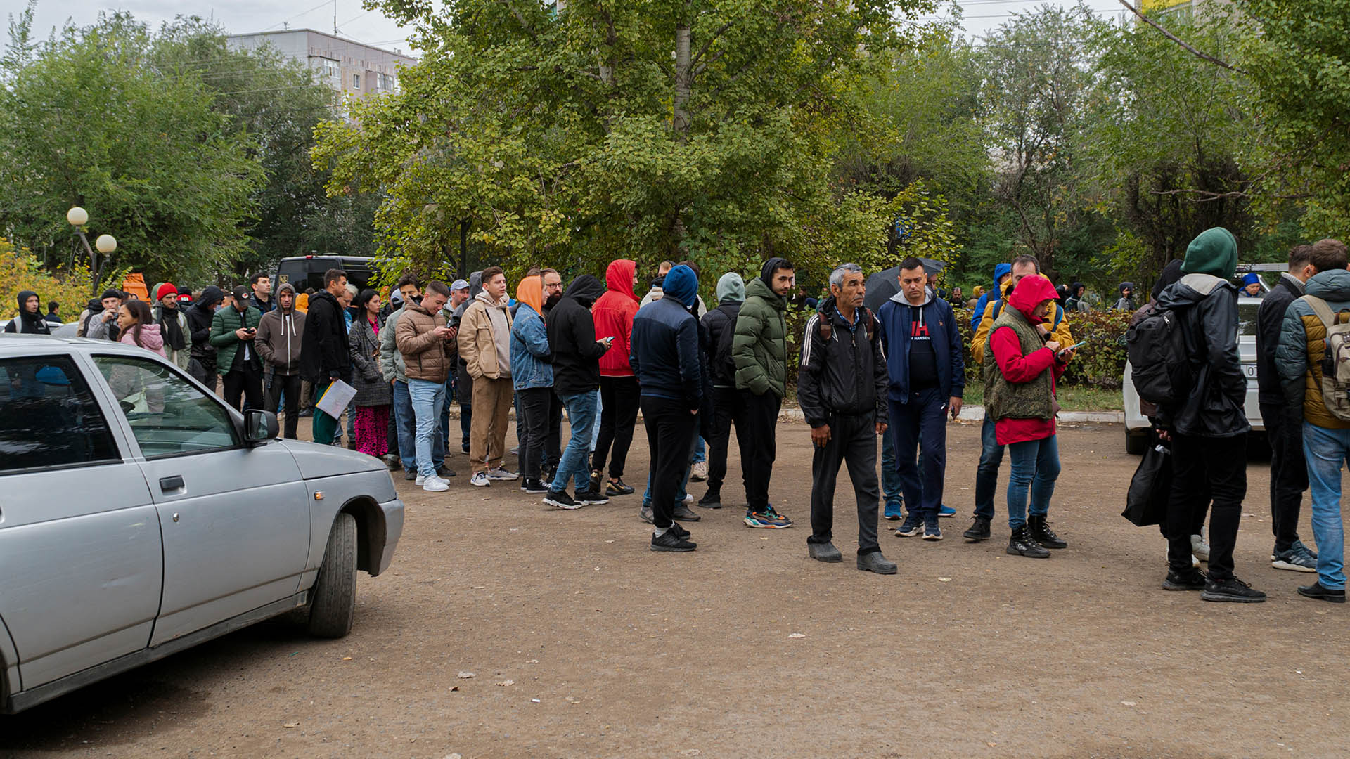 Russen stellen sich an, um eine kasachische Registrierung zu erhalten. | picture alliance/dpa/AP