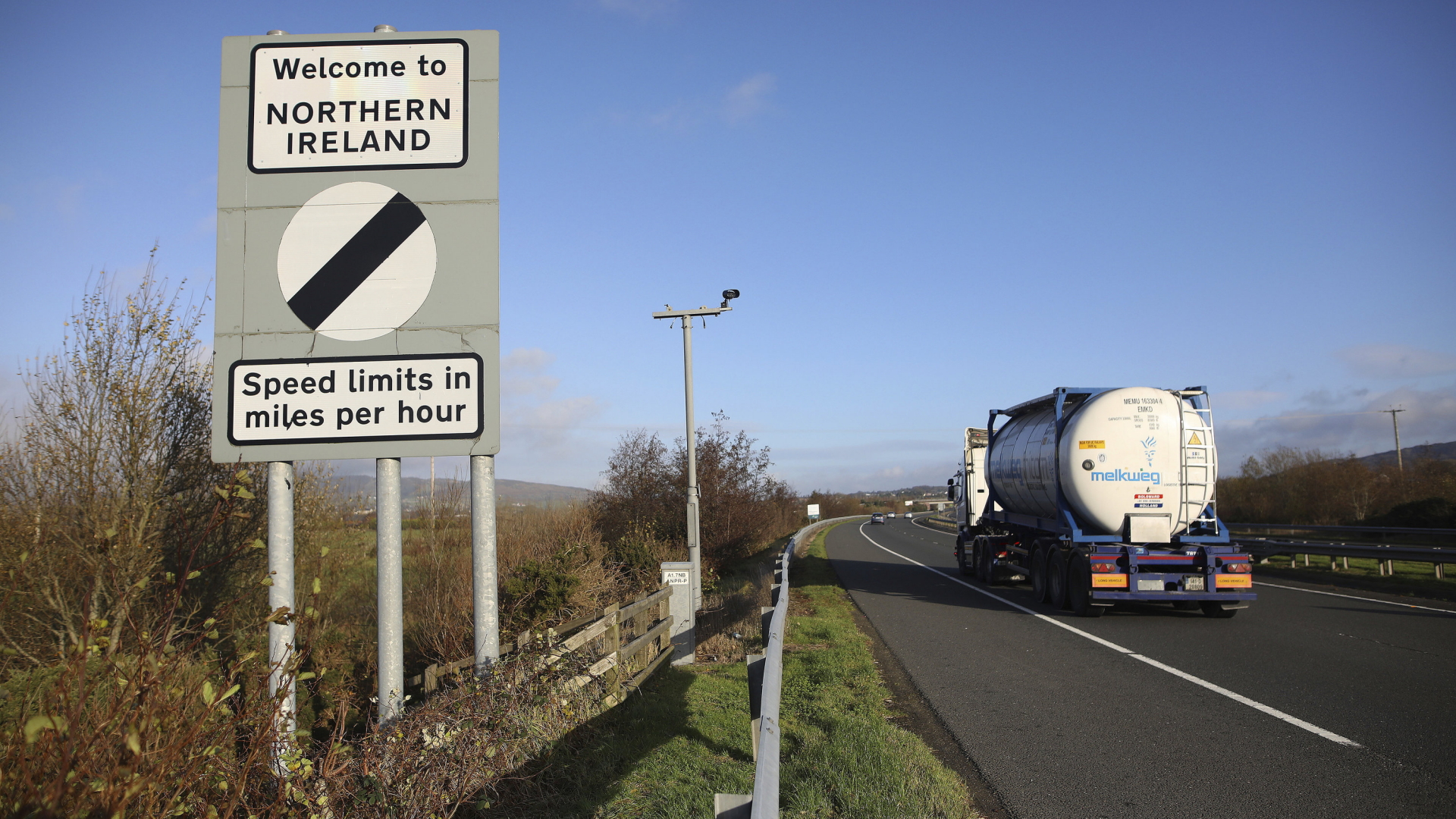 Ein Straßenschild mit der Aufschrift "Willkommen in Nordirland" steht am Straßenrand an der Grenze zwischen Nordirland und der Republik Irland. 