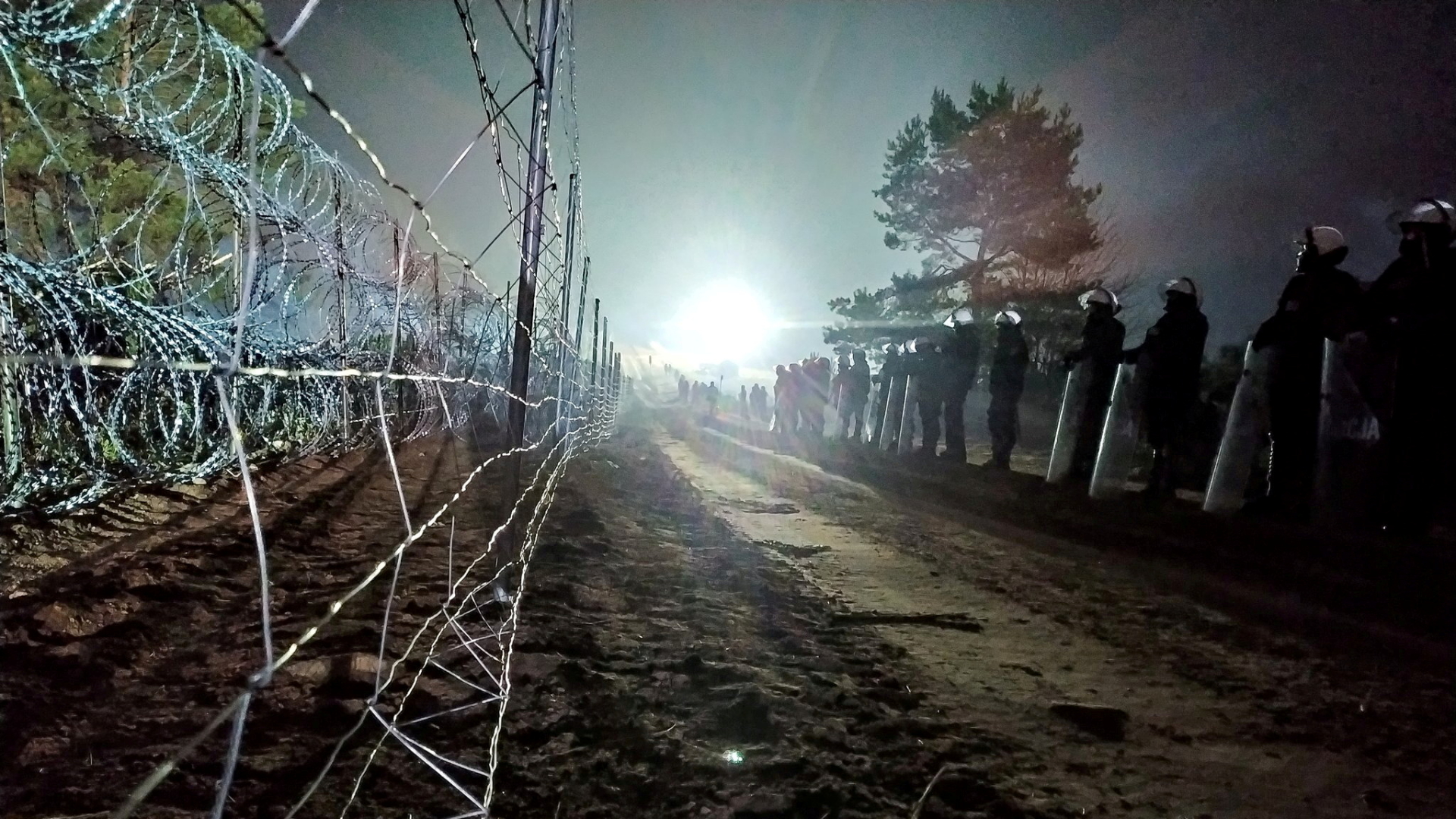Polnische Polizei bewacht die Grenze zwischen Polen und Belarus. | via REUTERS