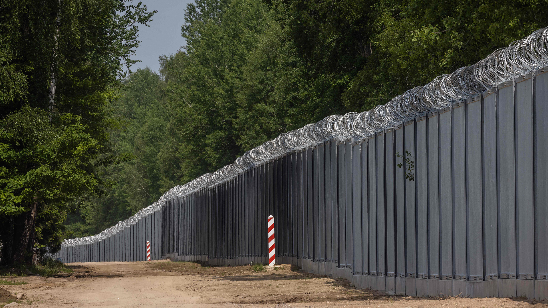 Die Grenzmauer zwischen Polen und Belarus in der Nähe des Dorfes Tolcze (Polen).