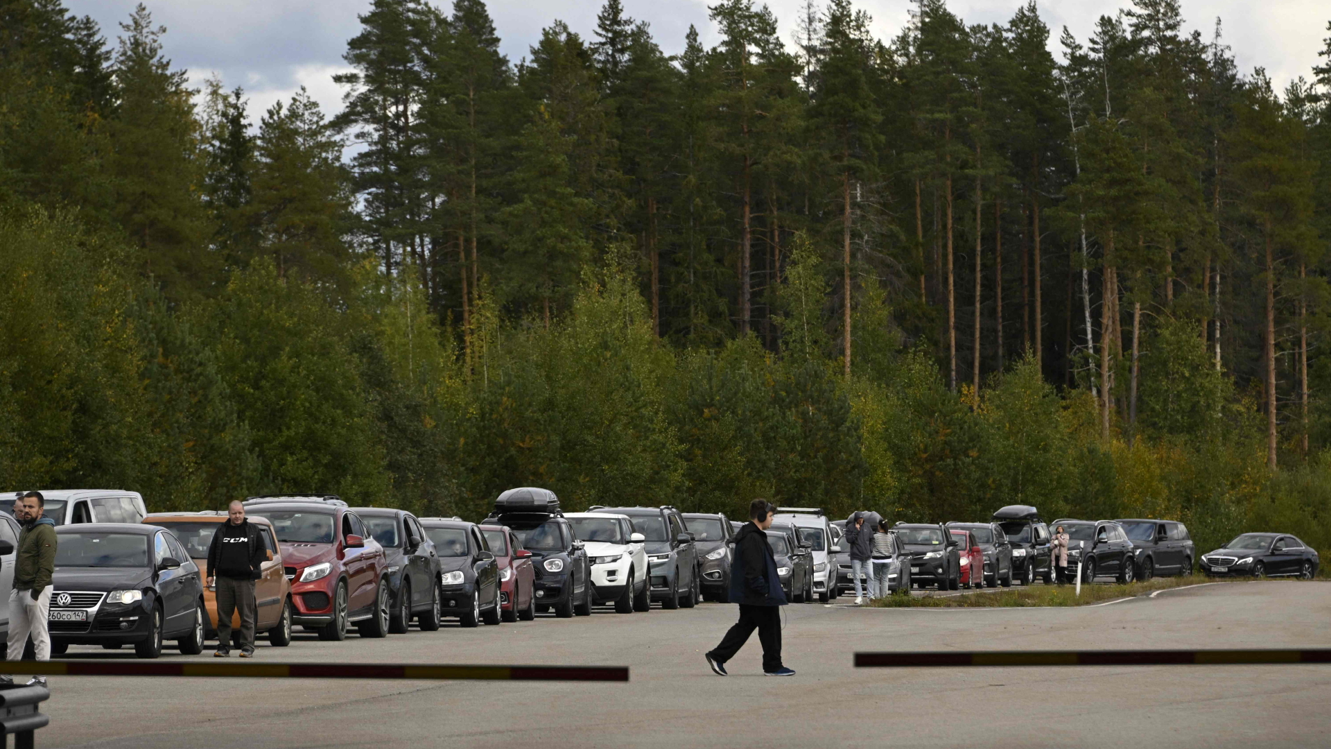Autos aus Russland, die an der finnischen Grenze auf die Ausreise warten. | AFP