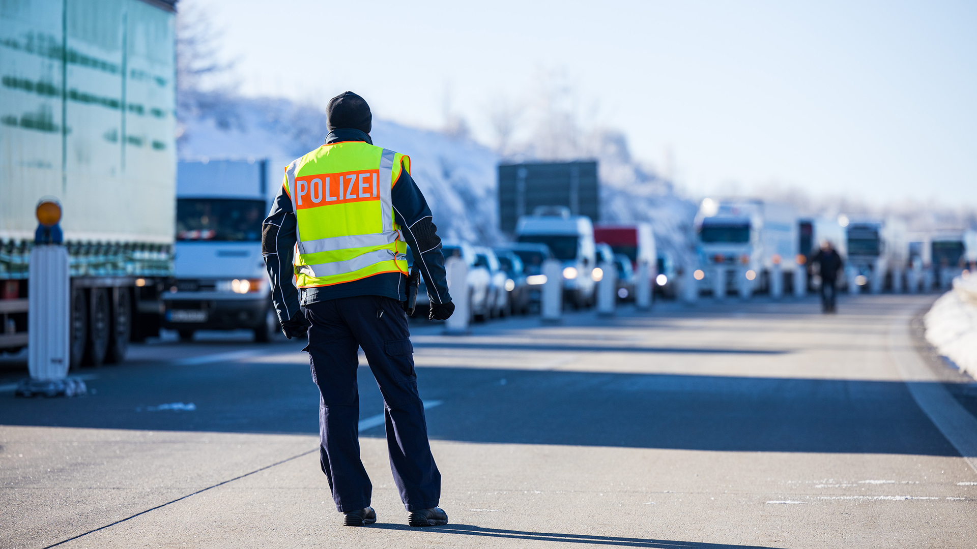 Bundespolizisten kontrollieren Einreisende an der Autobahn A17. | dpa
