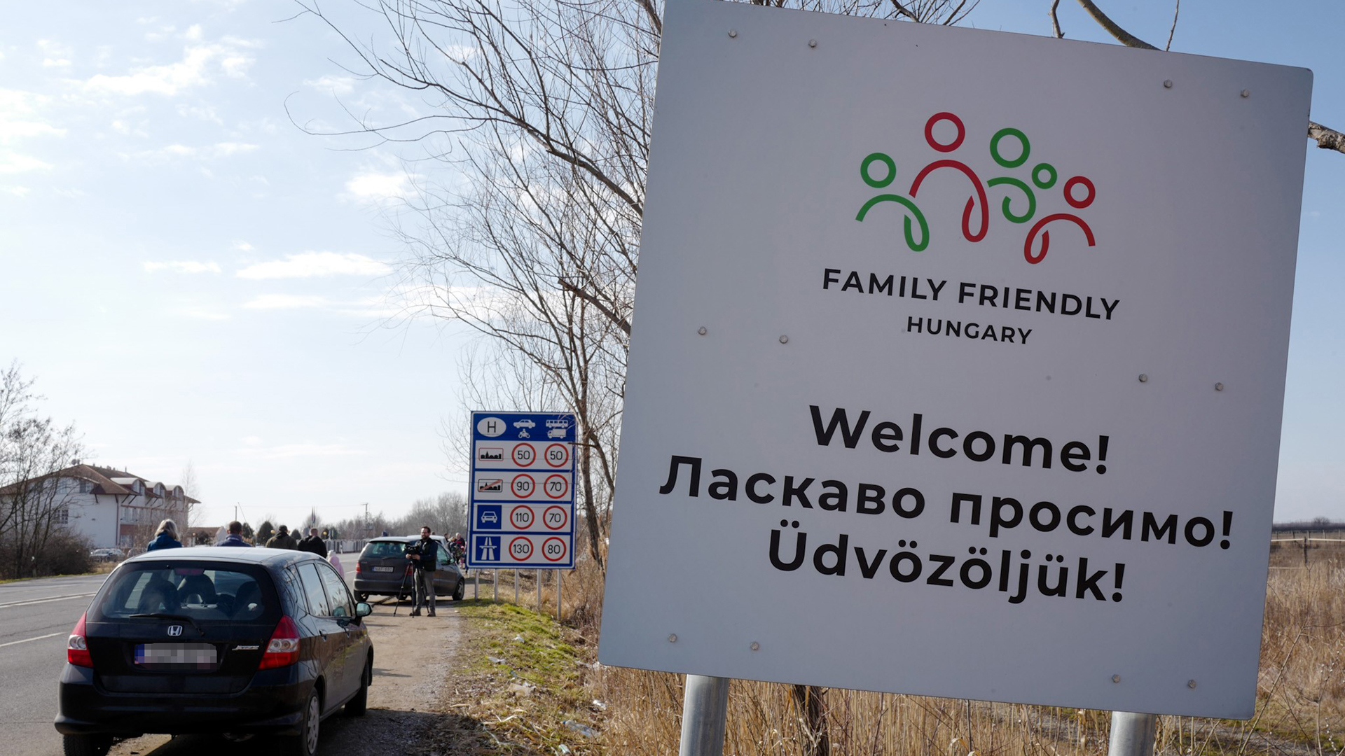 Ein Schild steht an Ungarns Grenzübergang Beregsurány. | BR/Wolfgang Vichtl