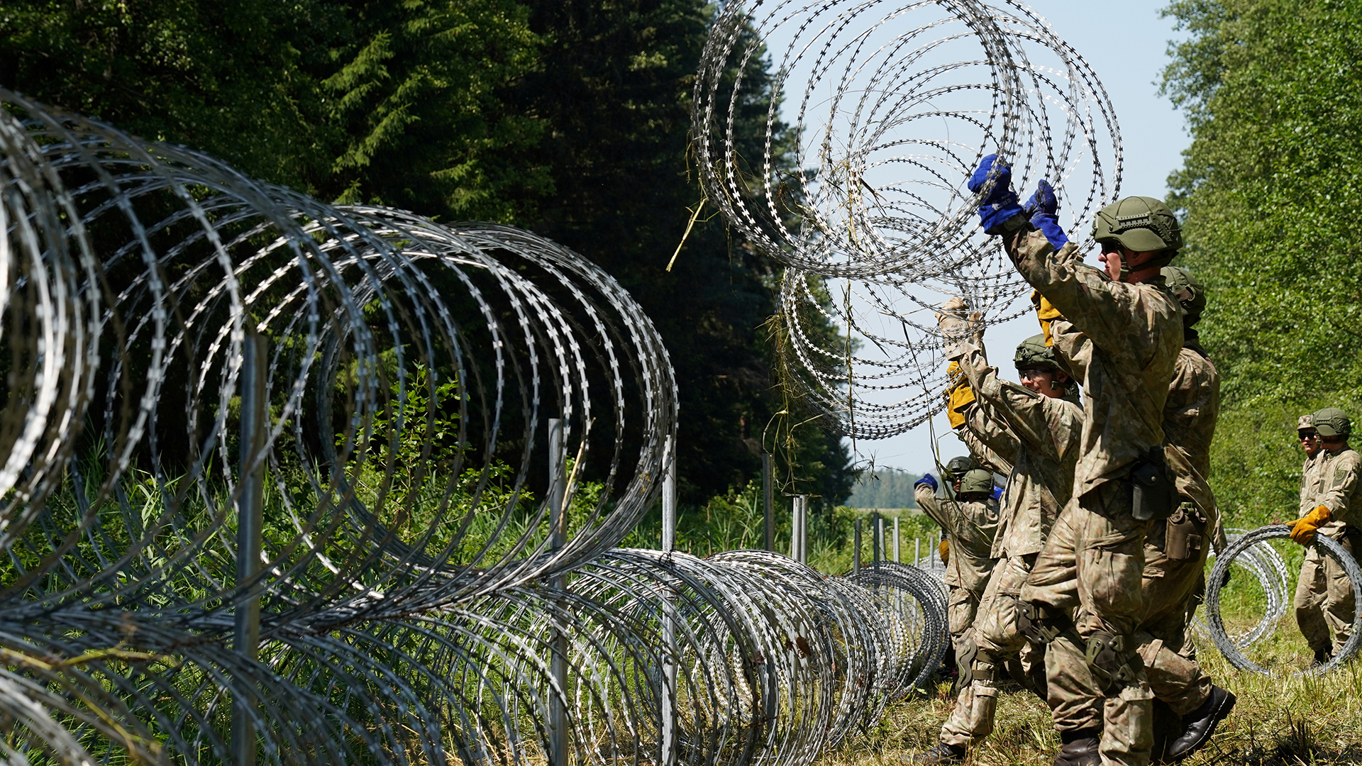 Litauische Soldaten verstärken die Grenze zu Belarus mit Stacheldraht. | REUTERS