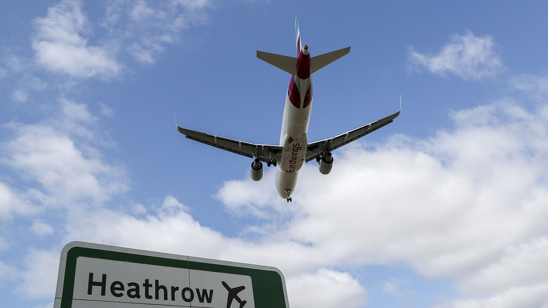 Ein Flugzeug in London Heathrow. | dpa