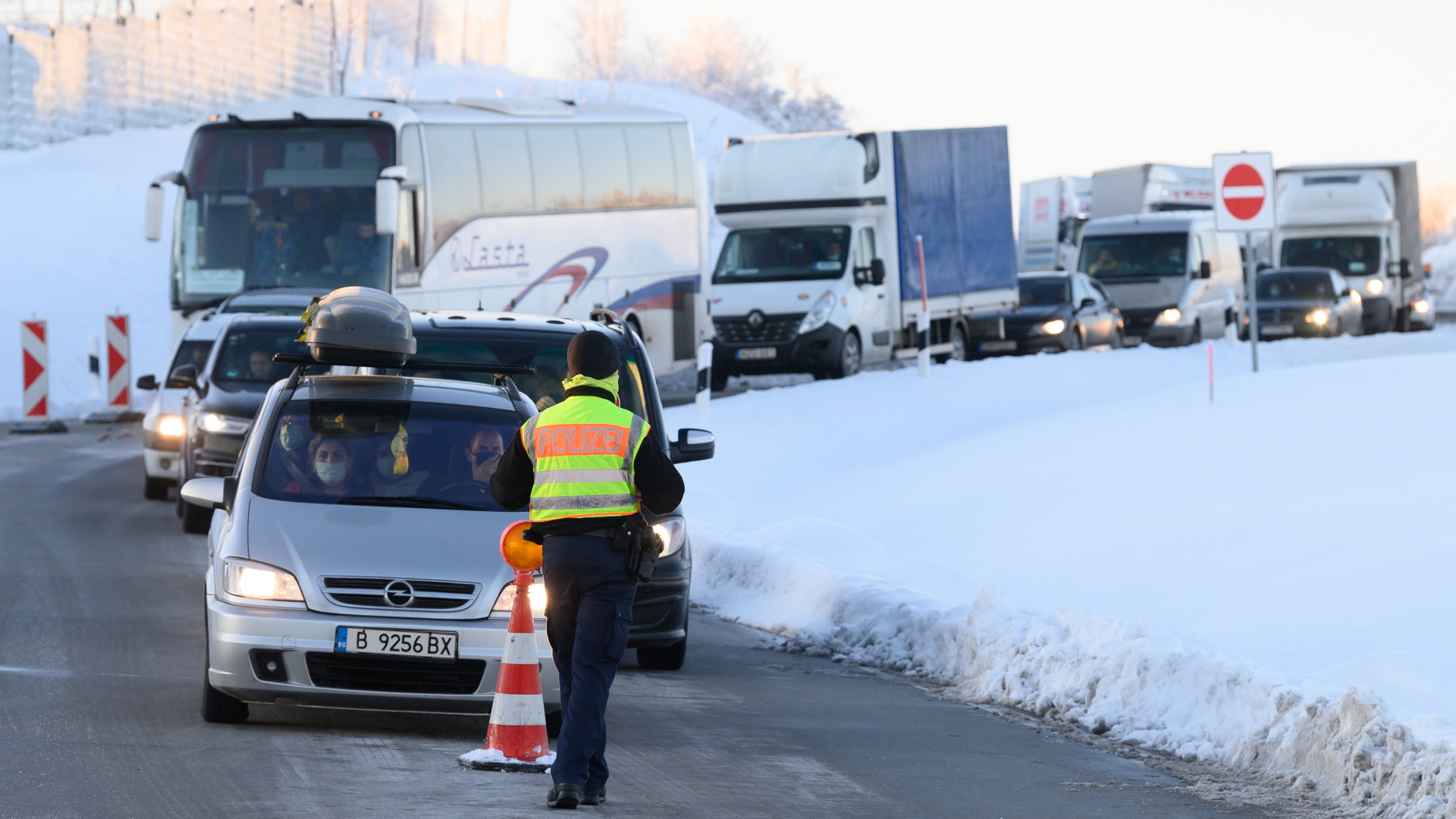 Autos und Lkw aus Tschechien stehen im Rahmen von Grenzkontrollen der Bundespolizei an der deutsch-tschechischen Grenze auf einem Rastplatz an der Autobahn 17 bei Bad Gottleuba in Sachsen hintereinander.