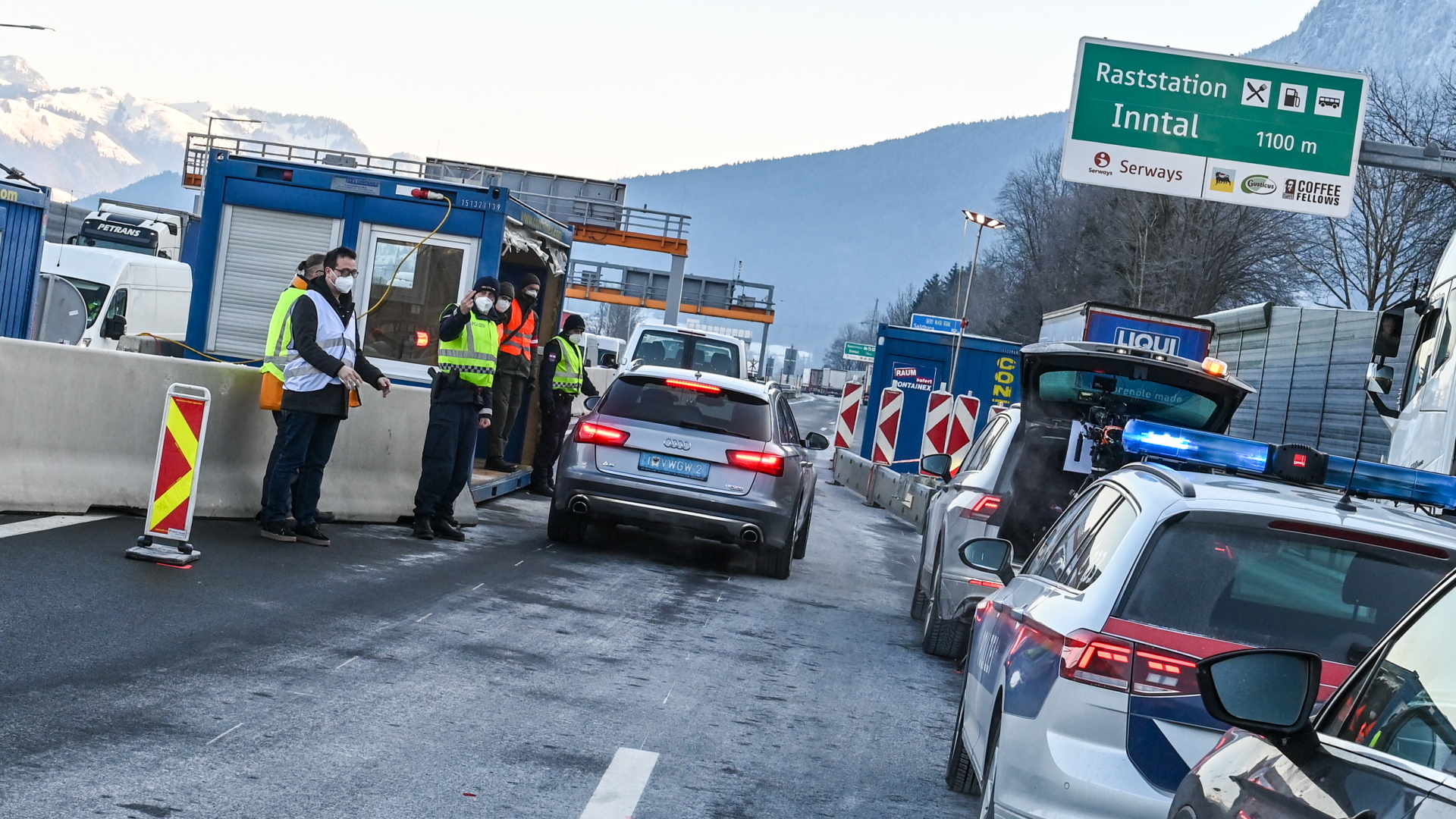 Polizisten kontrollieren Autofahrer bei der Ausreise aus Tirol. | dpa