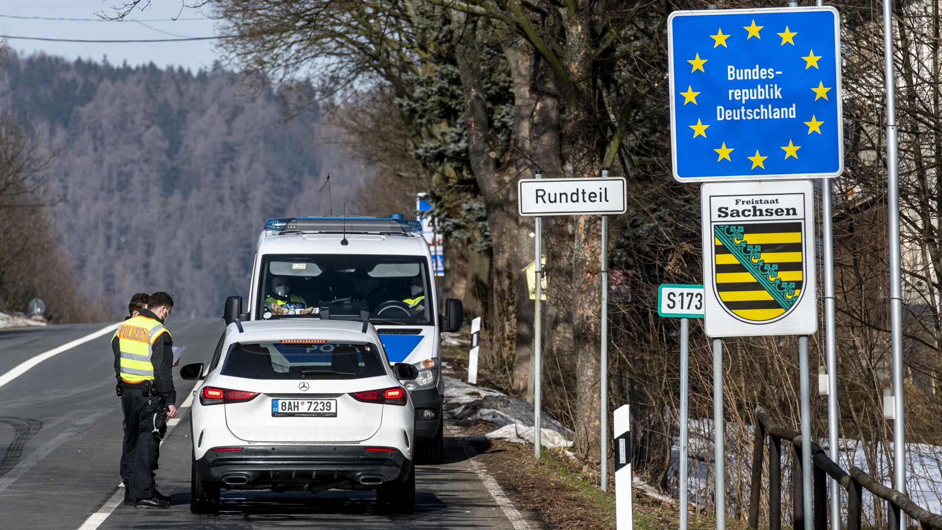 Ein Fahrzeug wird an der tschechisch-deutschen Grenze kontrolliert. | dpa