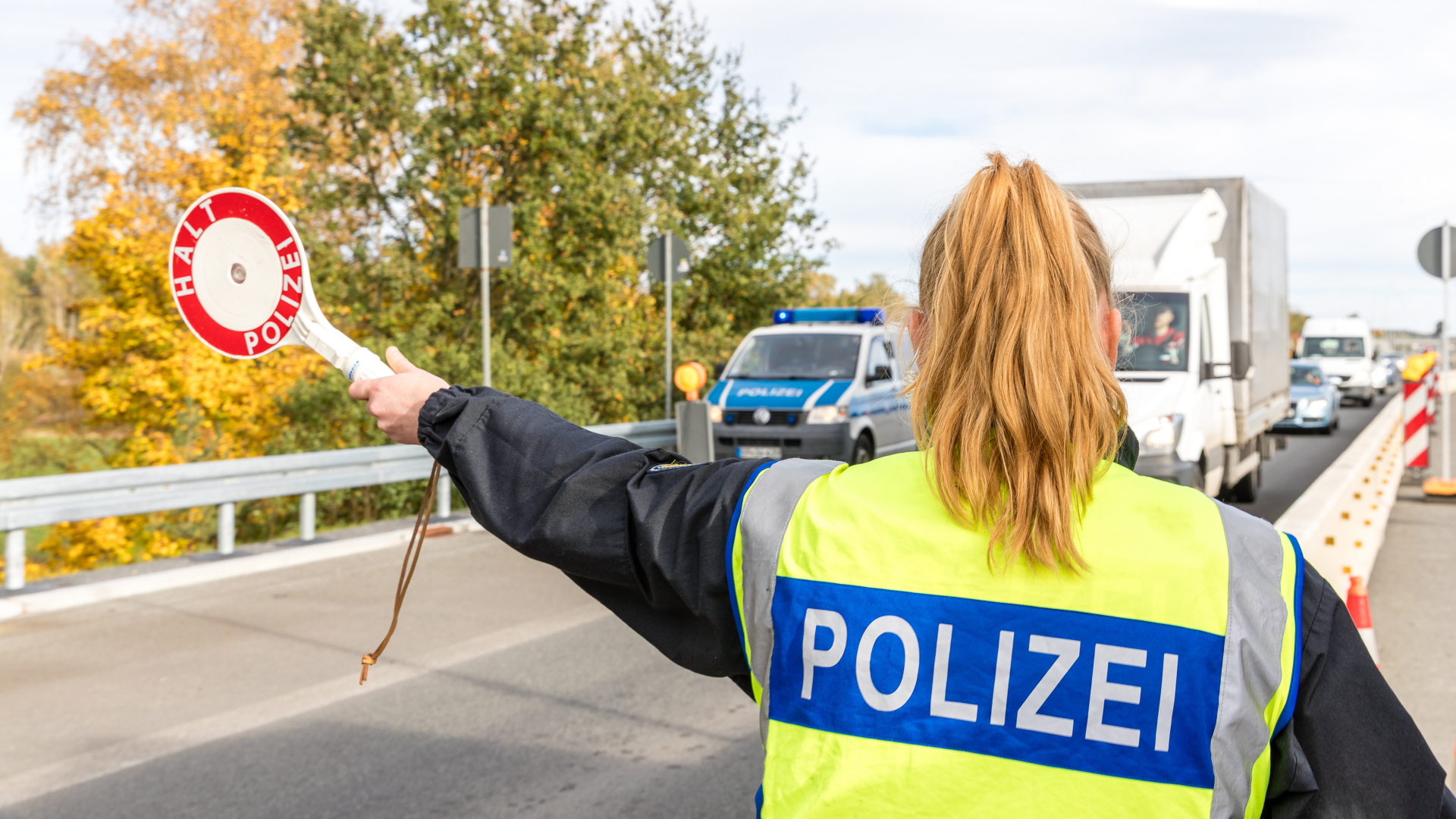 Eine Polizistin bei einer Grenzkontrolle in Brandenburg