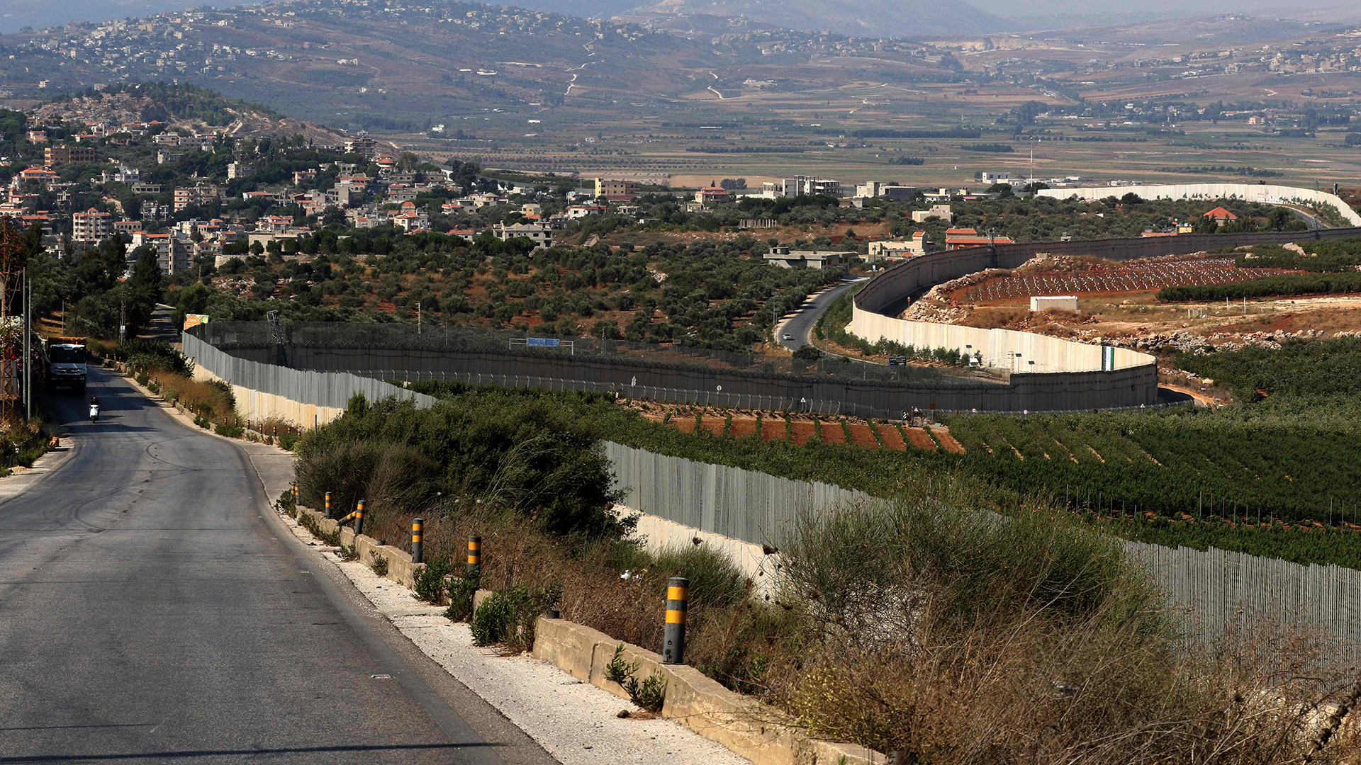 Die Grenzmauer vom südlibanesischen Dorf Kfar Kila zu der nordisraelischen Stadt Metulla. | AFP