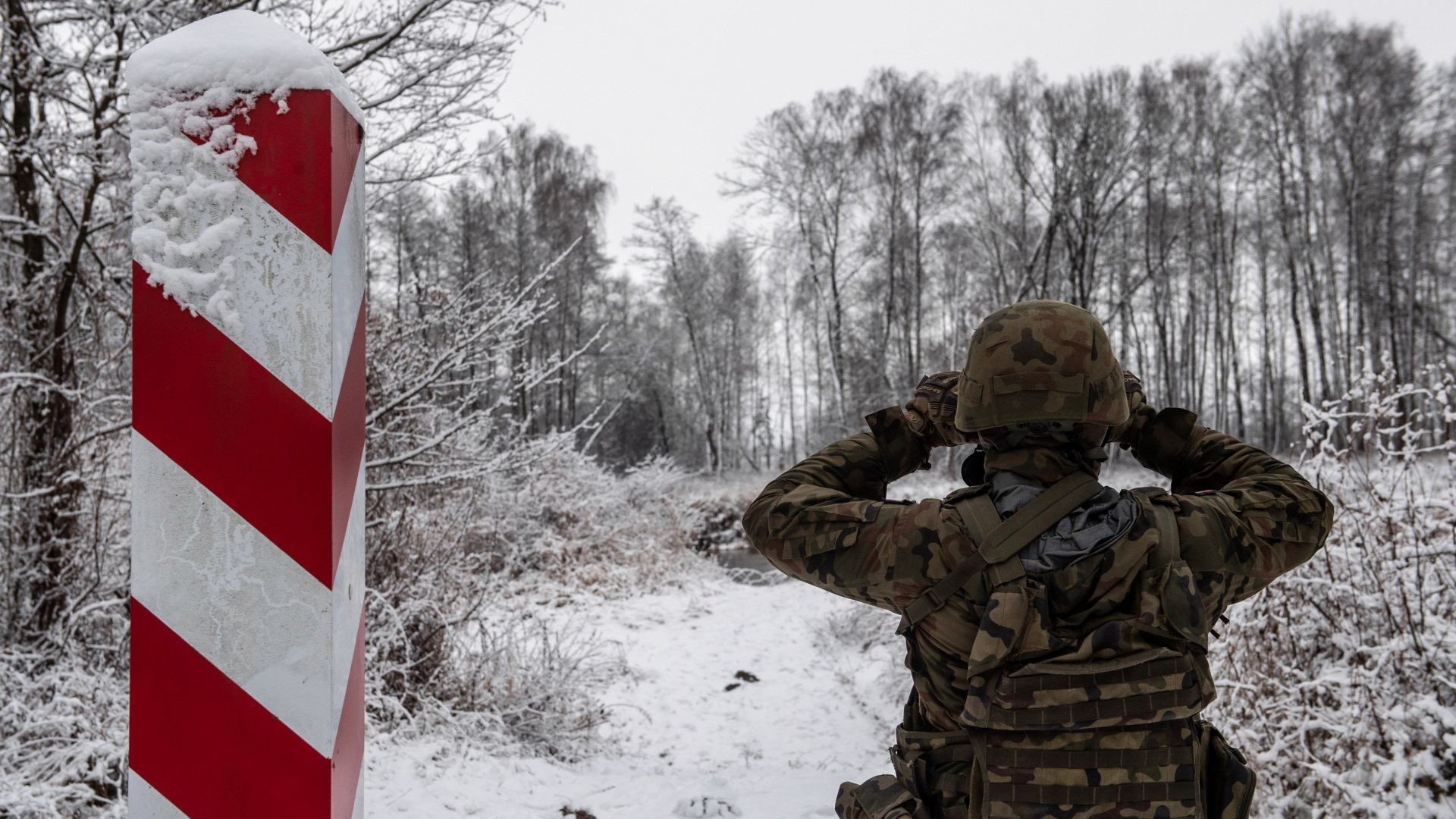Ein polnischer Grenzsoldat hält nahe Slawatycze an der Grenze zu Belarus Ausschau. | EPA