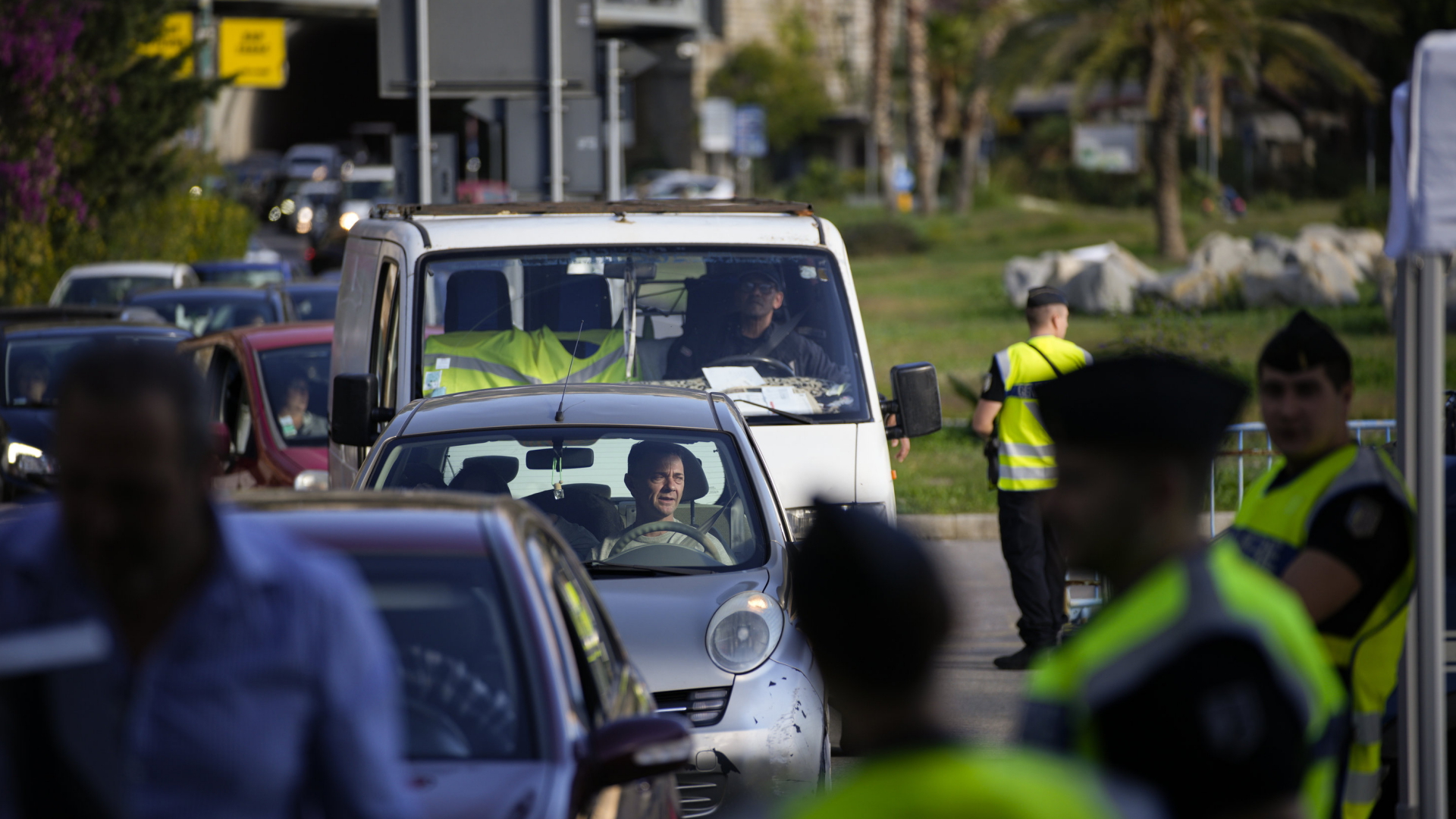 Fahrzeuge stauen sich am Grenzübergang zwischen Italien und Frankreich in Menton. | AP