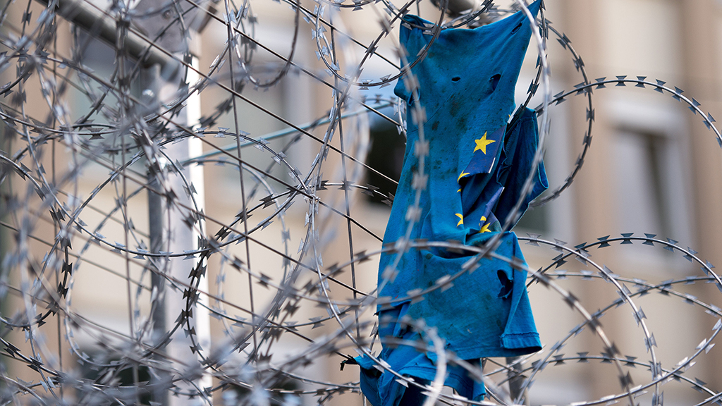 Eine zerrissene Europaflagge hängt in einem Nachbau des bulgarischen Grenzzauns | dpa