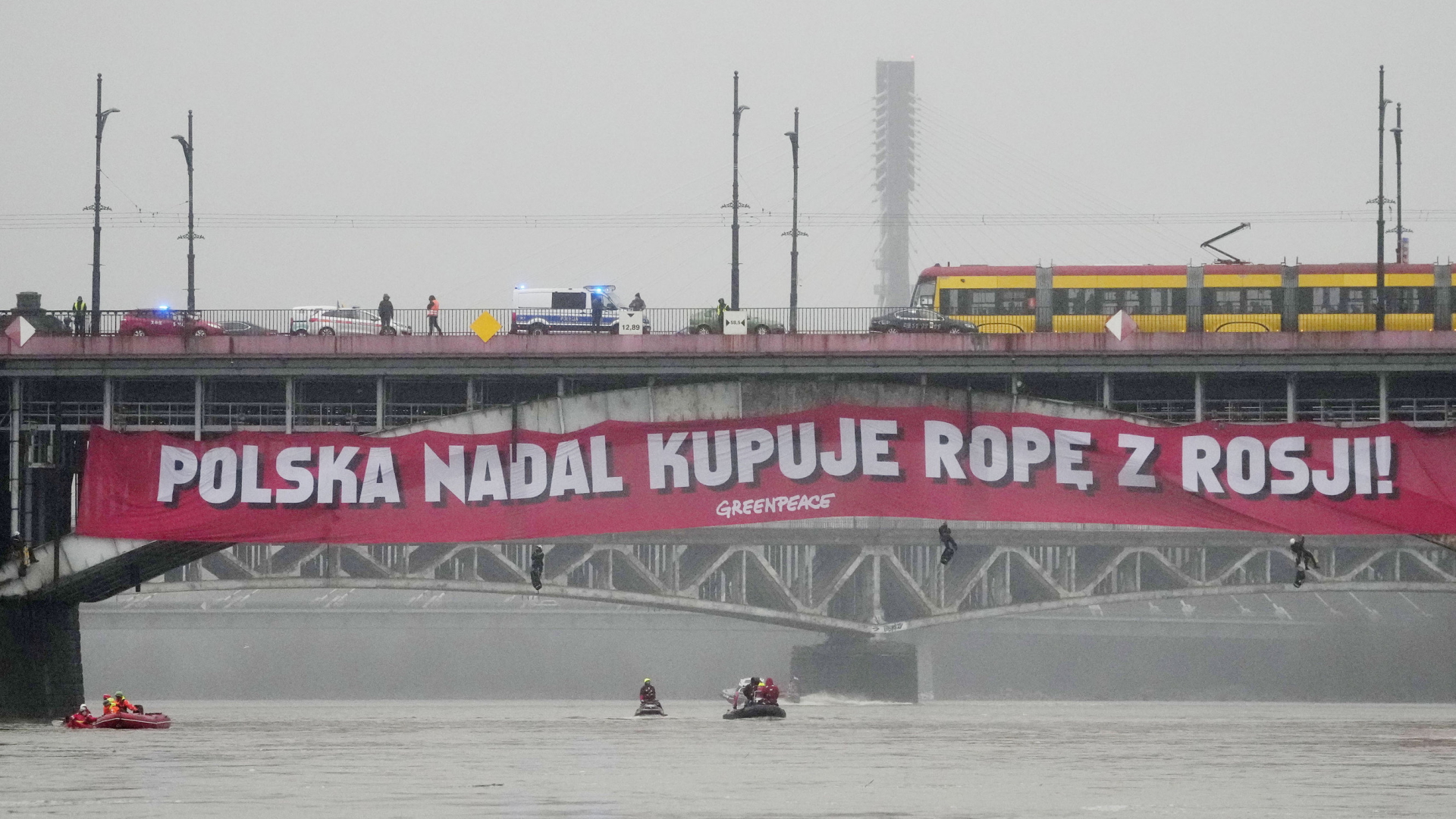 Ein Banner von Greenpeace an der Poniatowskibrücke in Warschau mit der Aufschrift "Polen kauft immer noch Rohöl aus Russland". | AP