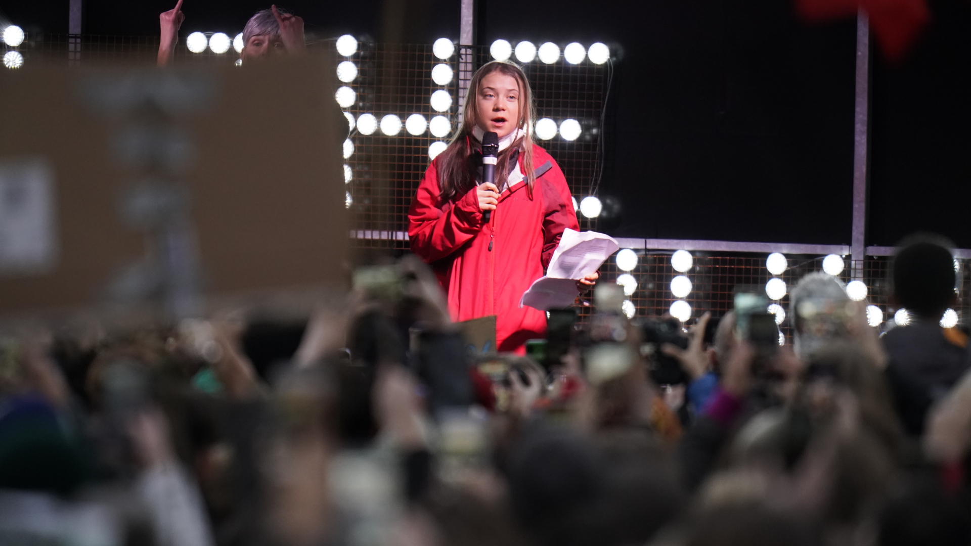Greta Thunberg hält eine Rede bei der Großdemo am Rande der UN-Klimakonferenz in Glasgow. | dpa