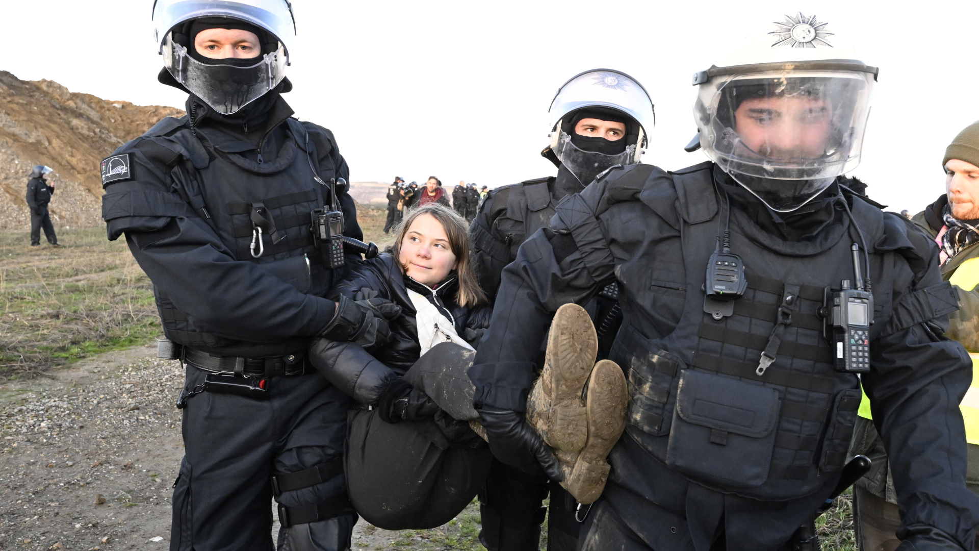Polizisten tragen die schwedische Klimaaktivistin Greta Thunberg | dpa