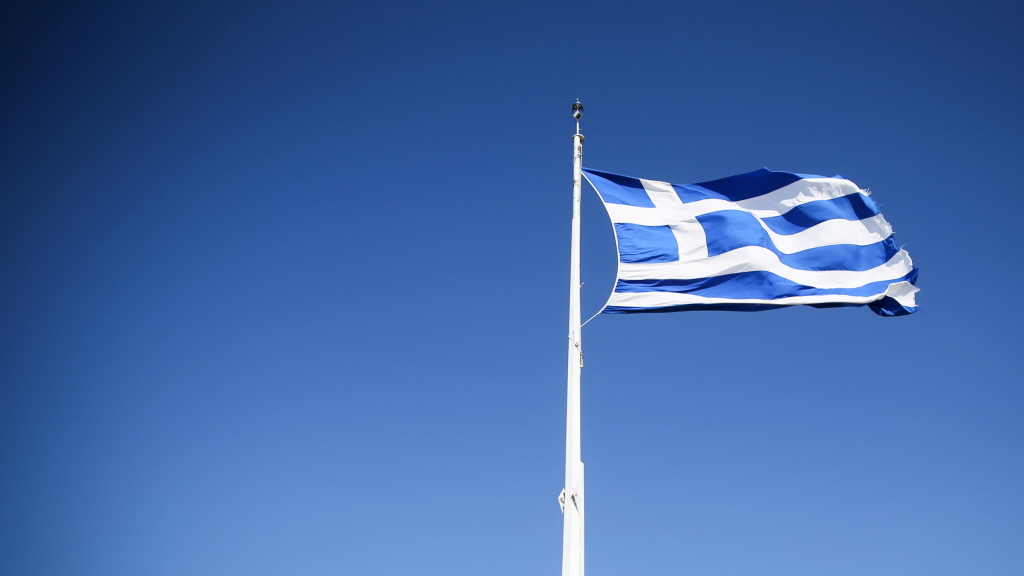 Griechenland-Flagge vor blauem Himmel