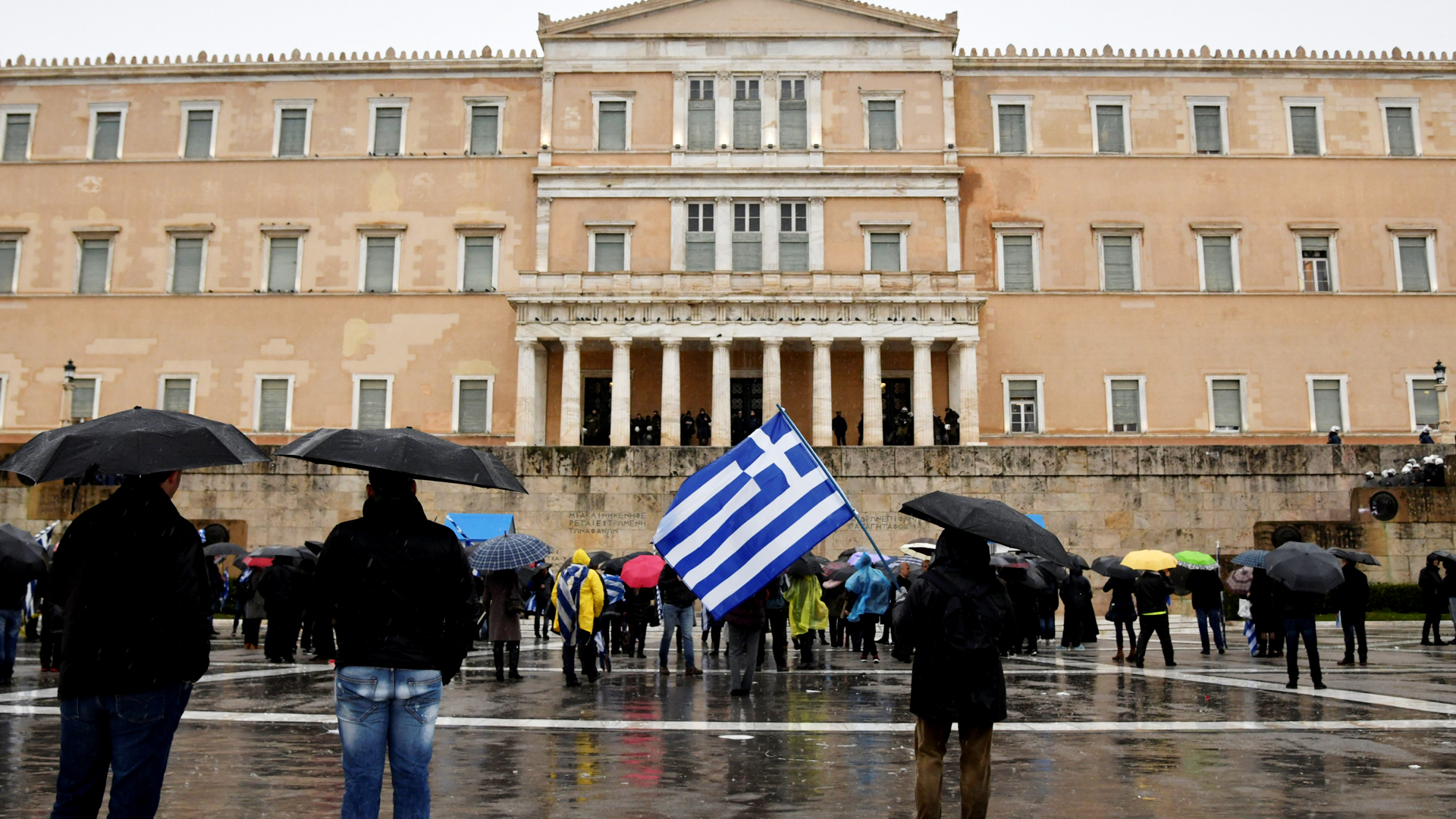 Demonstranten vor dem griechischen Parlament | Bildquelle: REUTERS