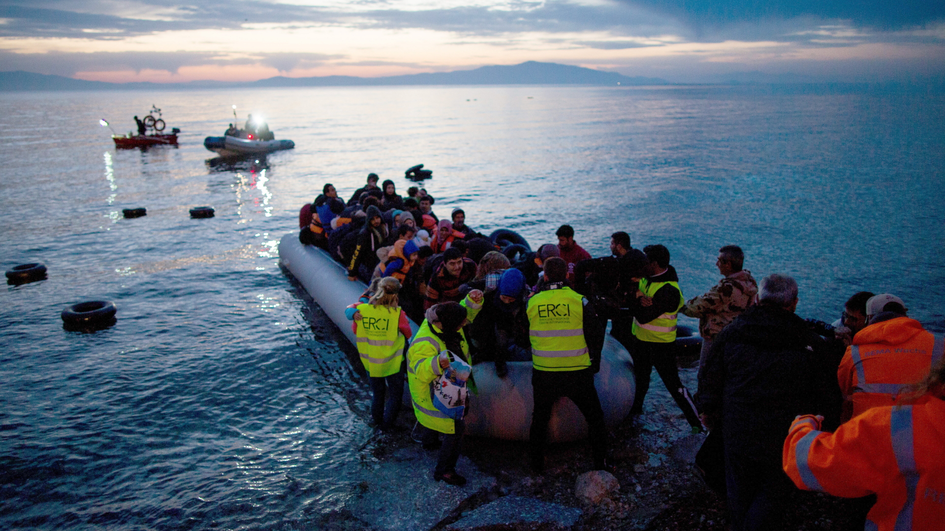 Menschen kommen in einem Schlauchboot aus der Türkei auf der griechischen Insel Lesbos an | dpa