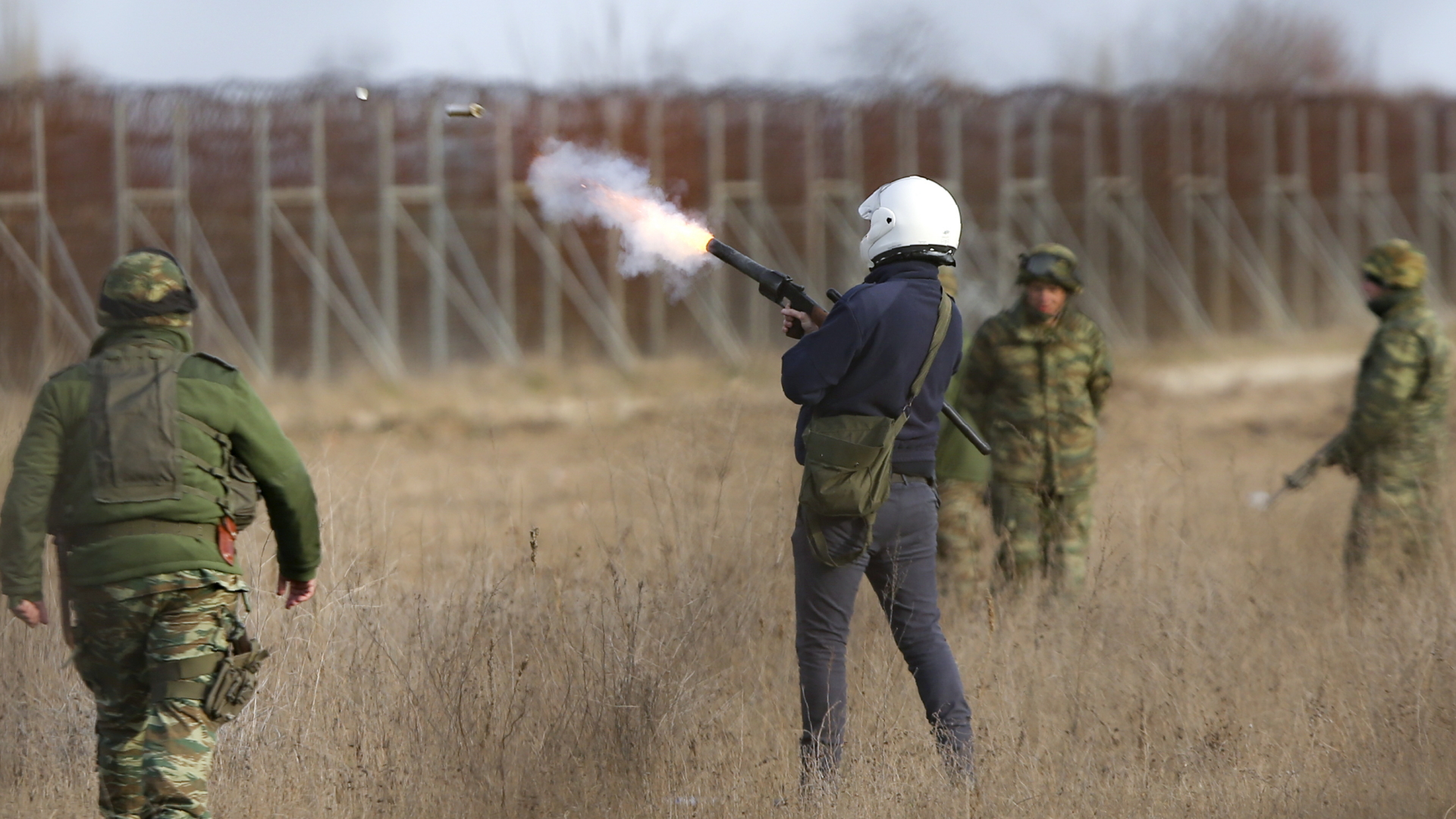 Ein griechischer Soldat feuert eine Tränengaspatrone ab, (01.03.2020)