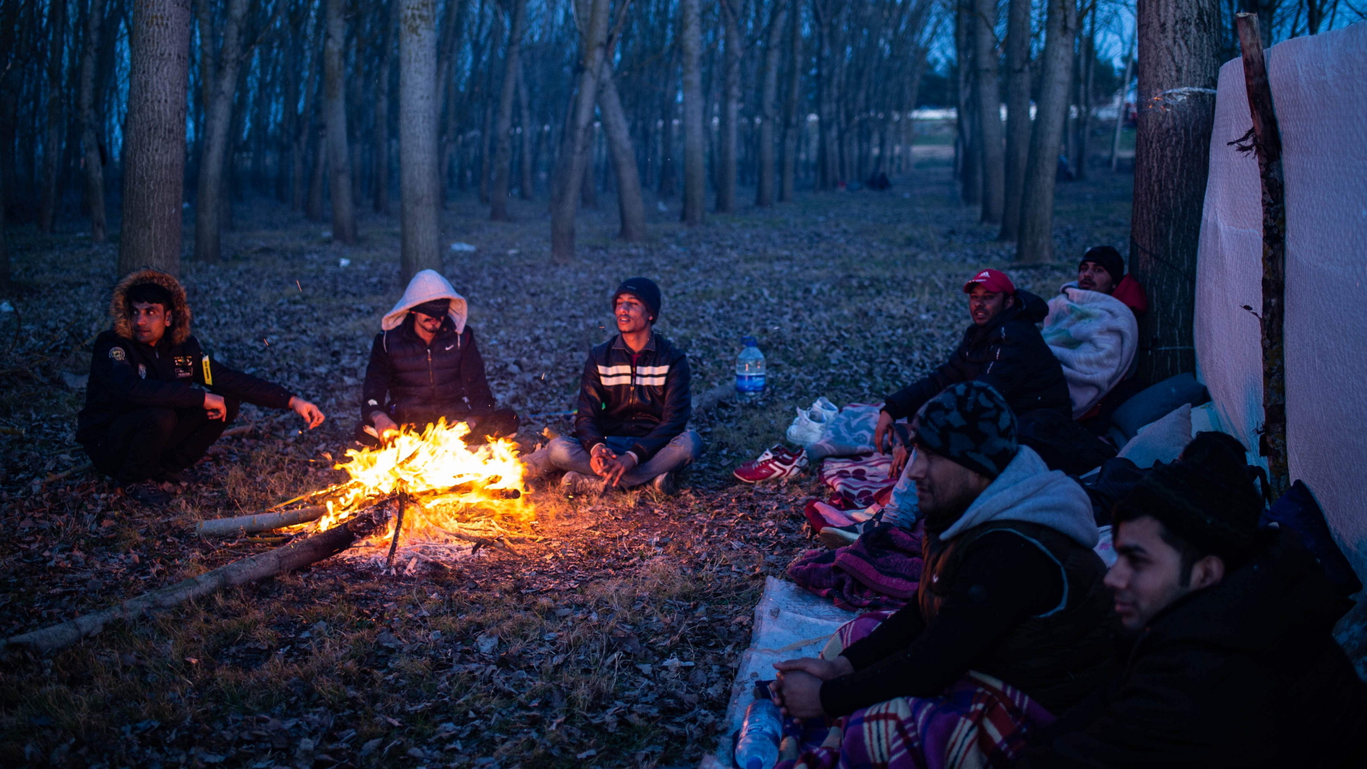 Eine Gruppe von Menschen harrt an der türkisch-griechischen Grenze aus | AFP