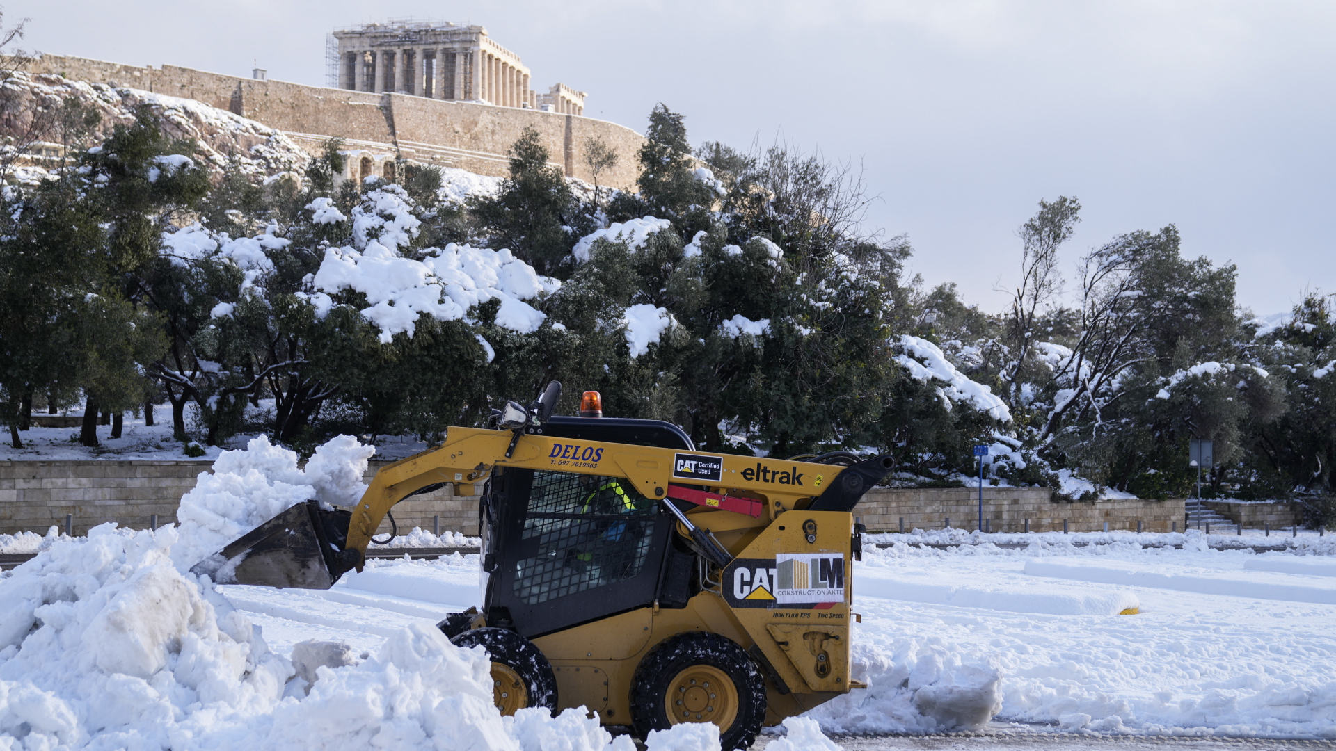 Ein Schneepflug räumt eine Straße vor dem antiken Akropolis-Hügel in Athen. | dpa