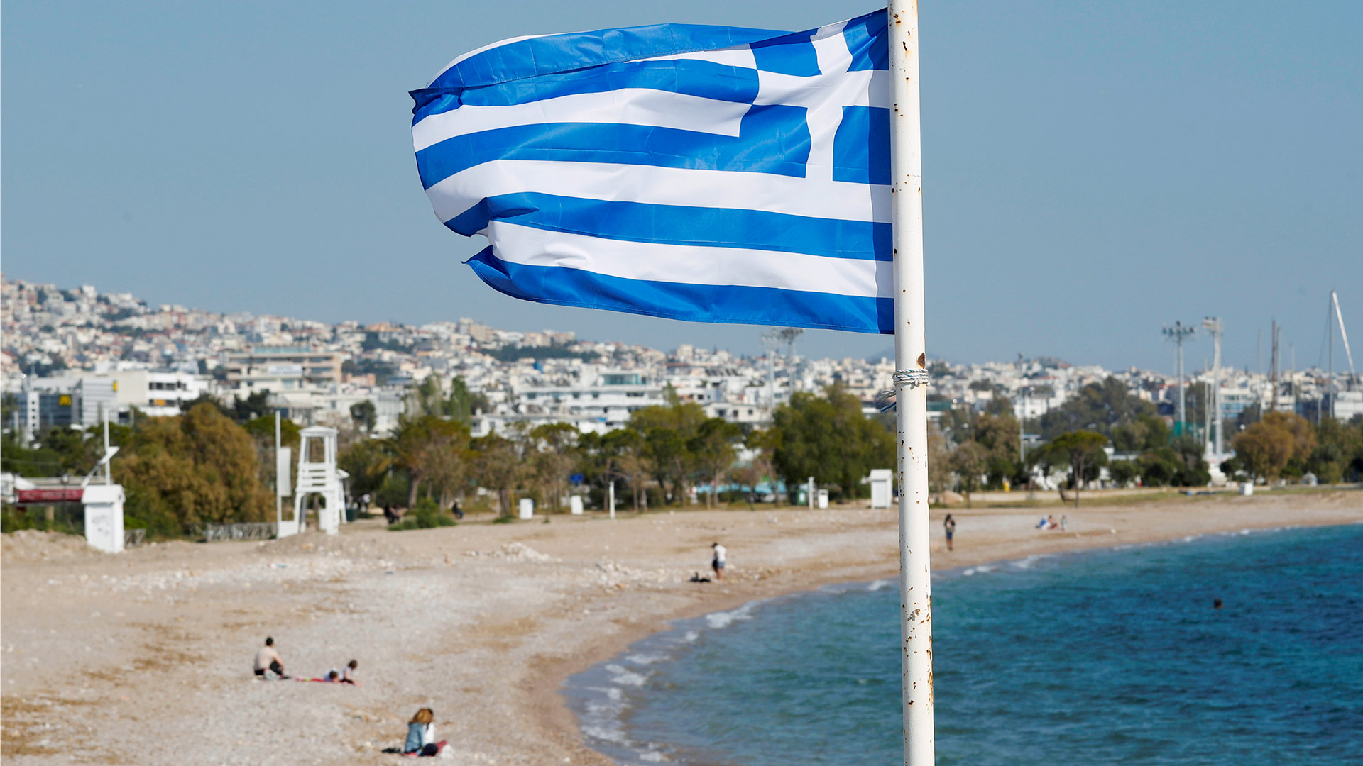 Eine griechische Flagge am leeren Strand in Athen, Griechenland. | REUTERS