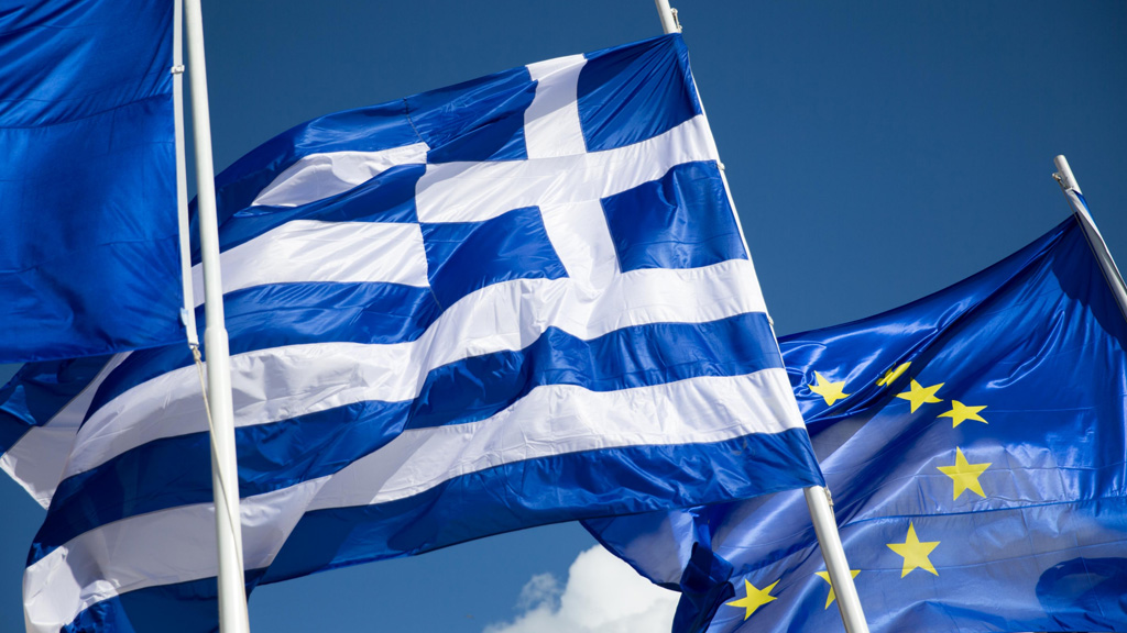 Flaggen Griechenlands und der EU