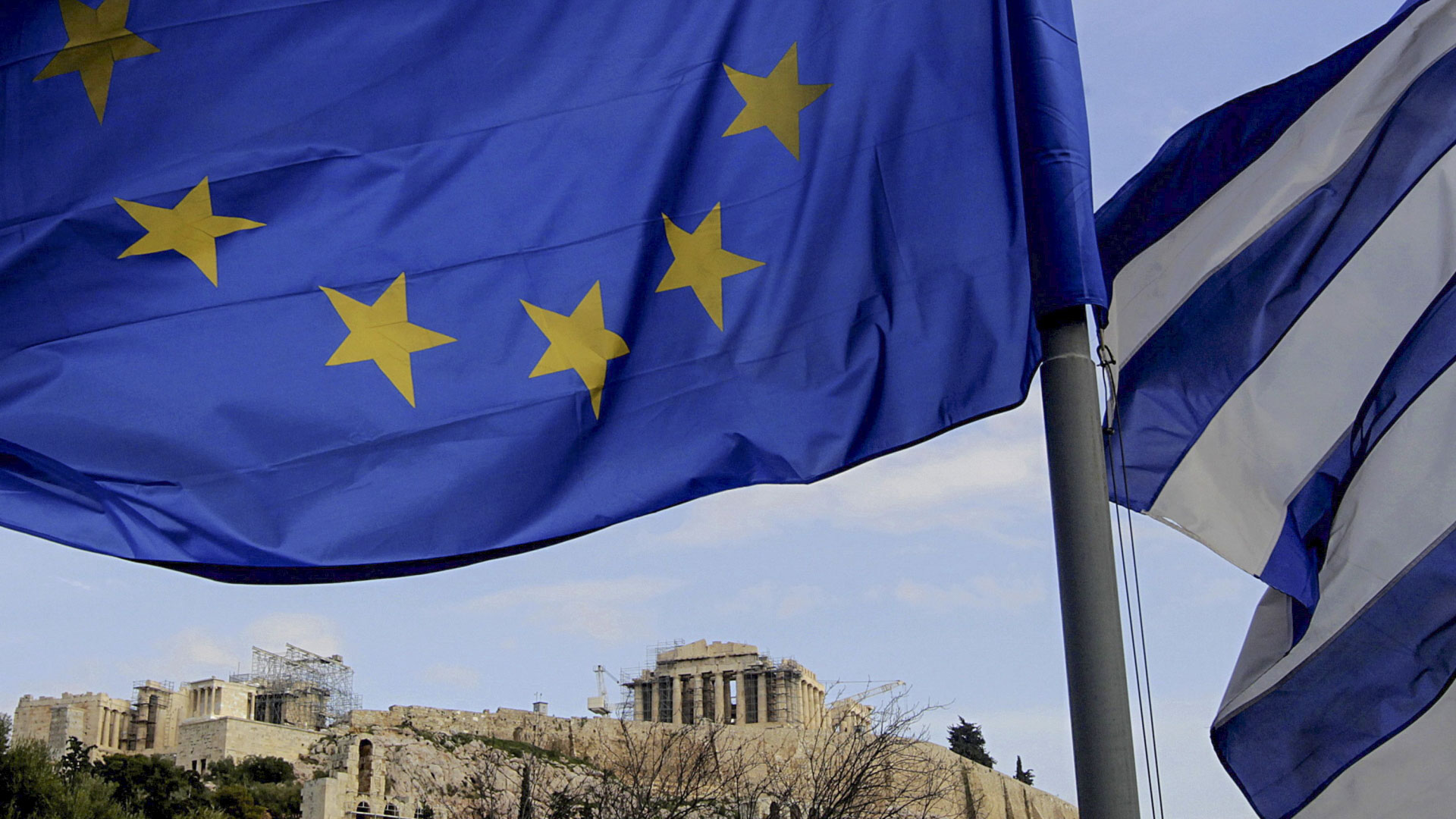 Eine EU-Flagge und eine Griechenland-Flagge wehen vor der Akropolis | dpa