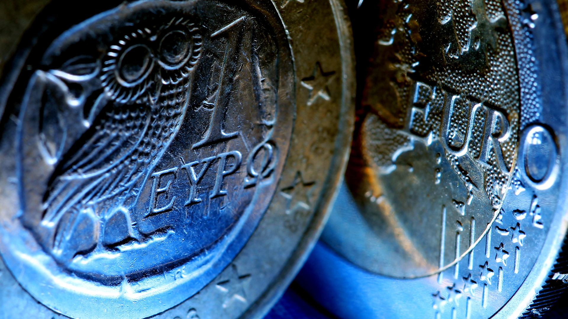 Griechische Euro-Münzen stehen auf einem Tisch. (Archivbild 2012) | dpa