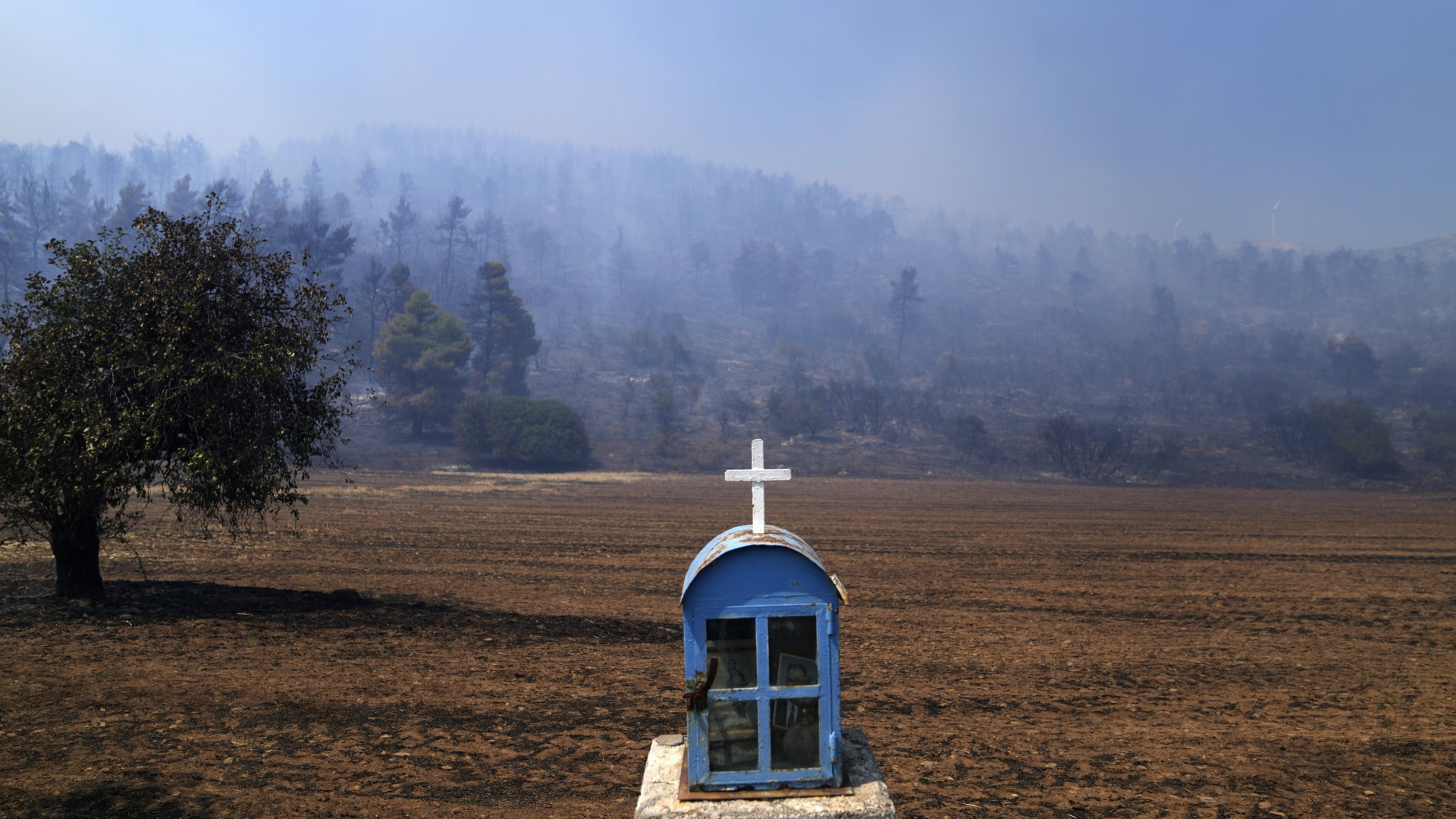 Bei Vilia sind die Rauchschwaden des neuen Waldbrandes zu sehen. | AP