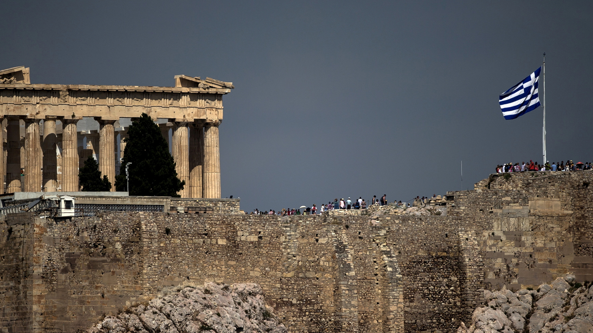 Eine griechische Flagge weht vor der Akropolis. | REUTERS