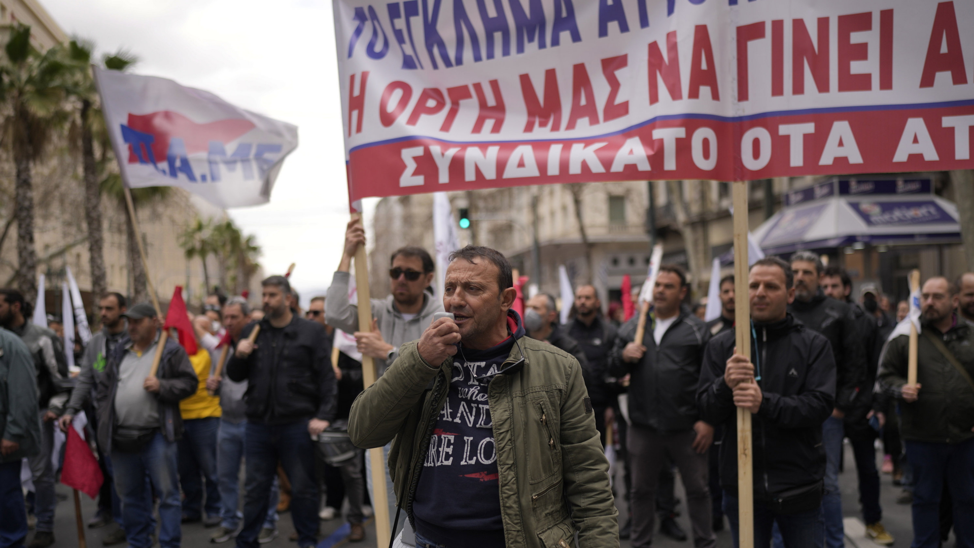 Griechische Demonstranten mit Bannern und Fahnen während eines Generalstreiks in Athen | AP