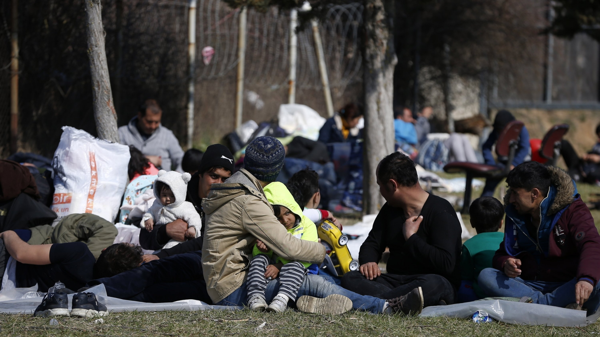 Migranten harren auf der türkischen Seite der Grenze nahe der Stadt Edirne aus. | AP