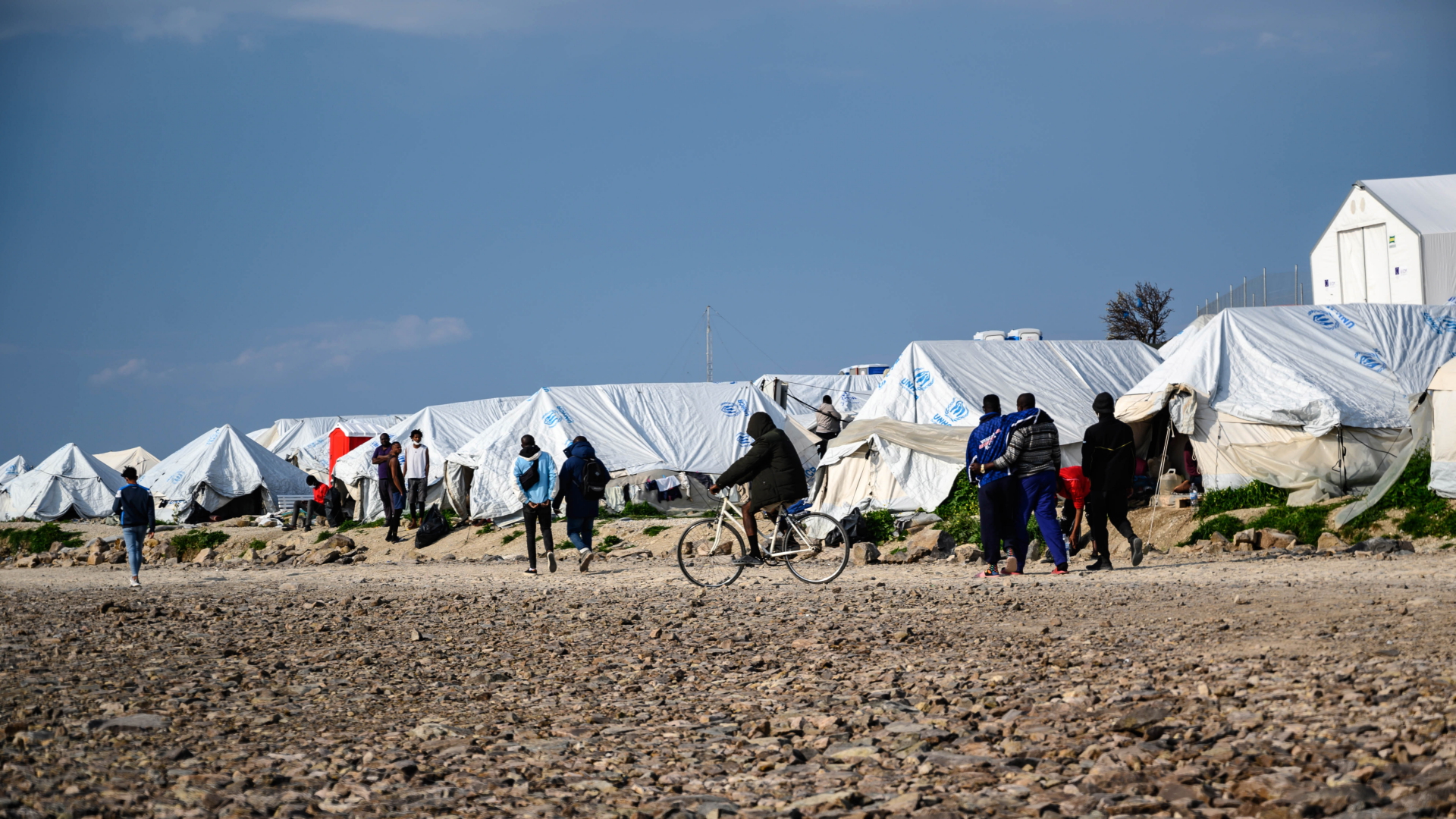 Flüchtlinge gehen am Lager Karatepe auf Lesbos (Griechenland) vorbei | EPA