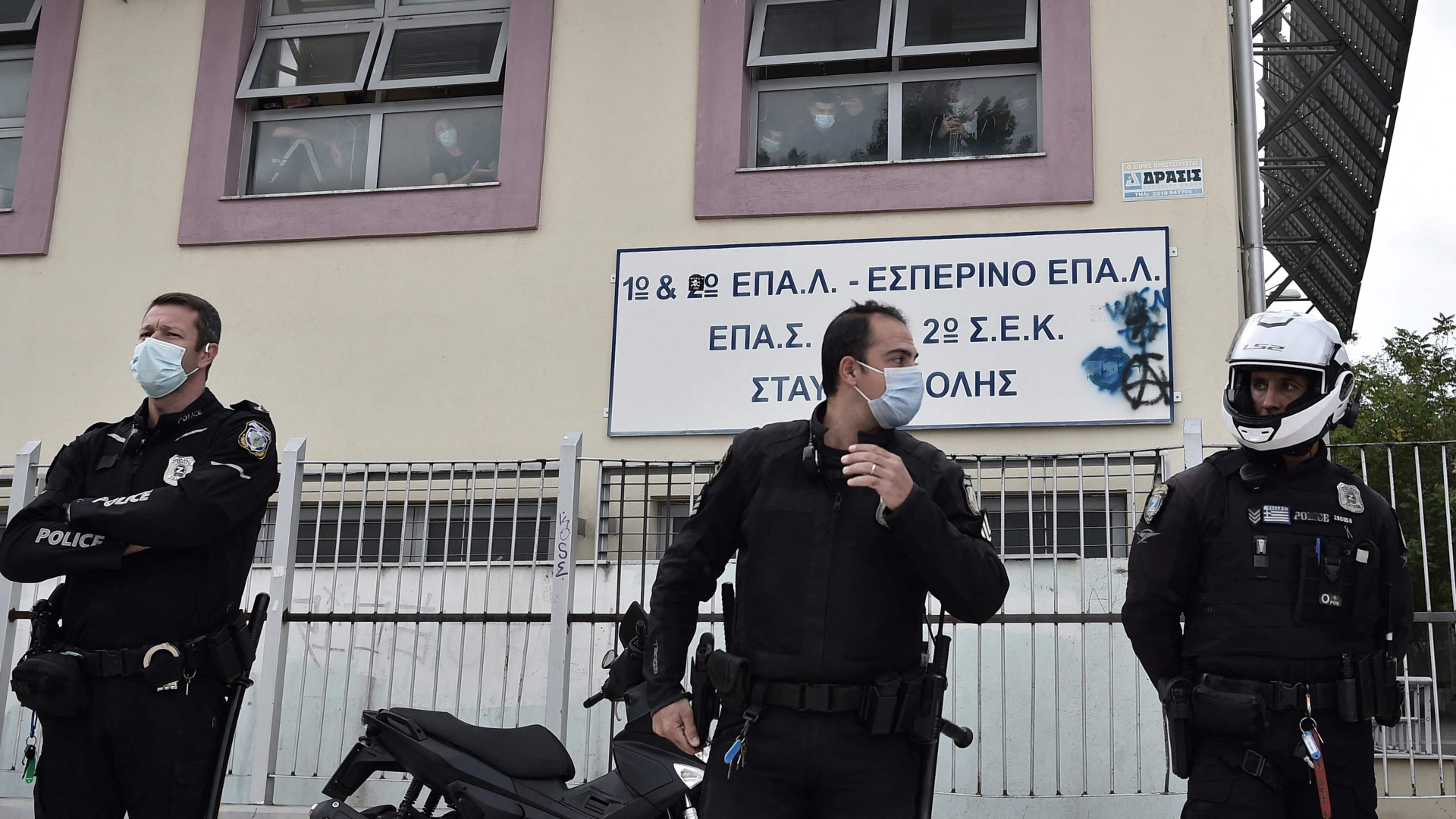 Einsatzkräfte der Polizei bewachen eine Schule in Thessaloniki. | AFP