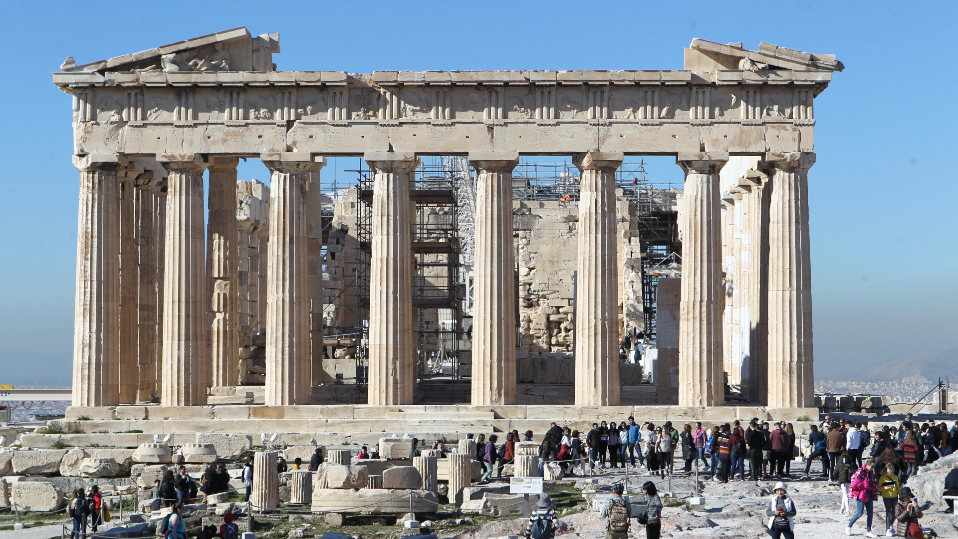 Touristen besichtigen die Akropolis in Athen. | dpa