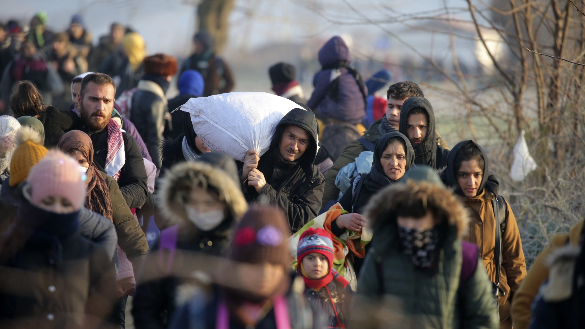 Männer, Frauen und Kinder laufen mit viel Gepäck in Richtung des türkisch-griechischen Grenzübergangs Pazarakule. | AP
