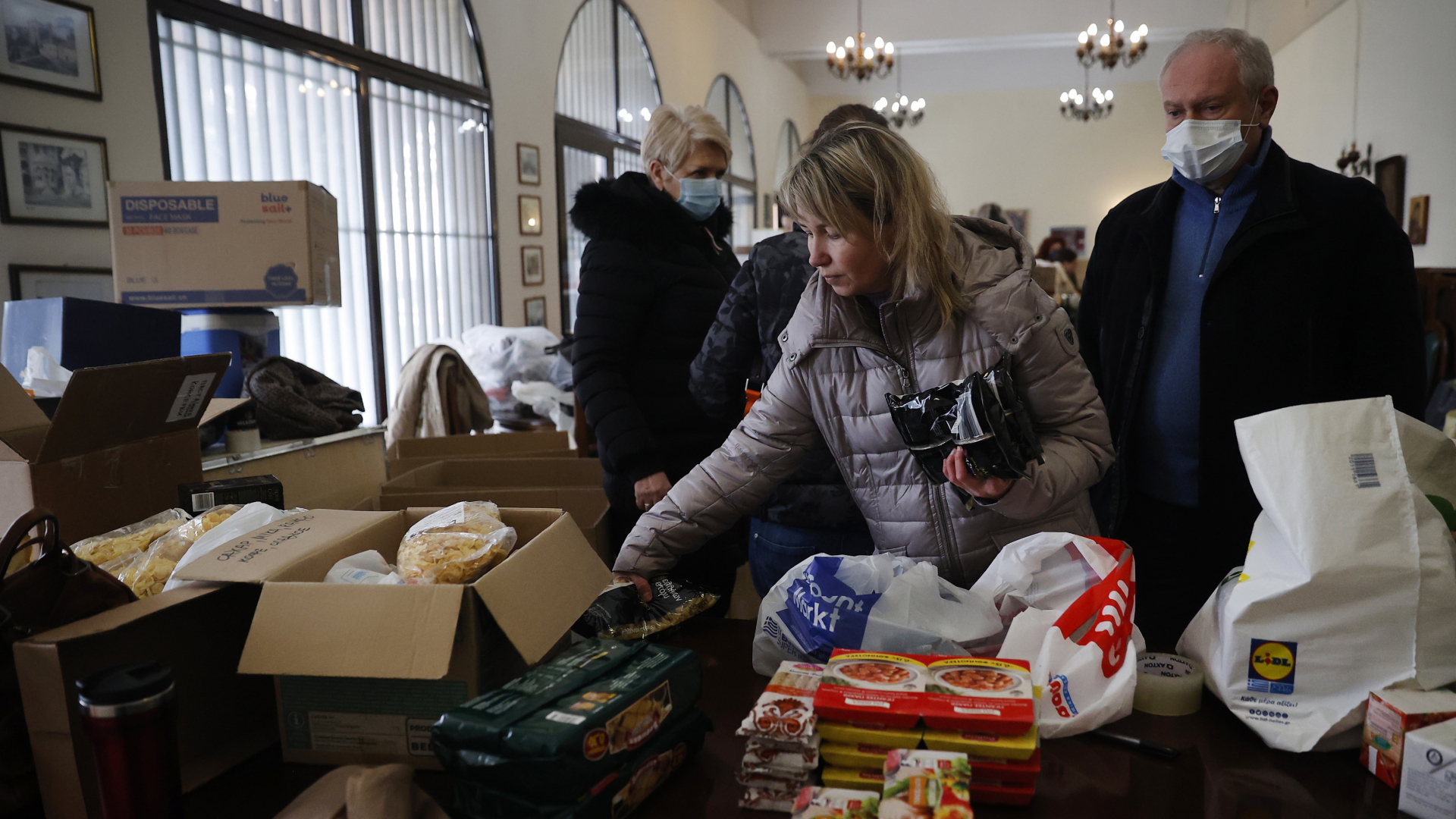 Geflüchtete aus der Ukraine suchen sich in einem Kloster bei Thessaloniki Waren des täglichen Bedarfs aus. | EPA