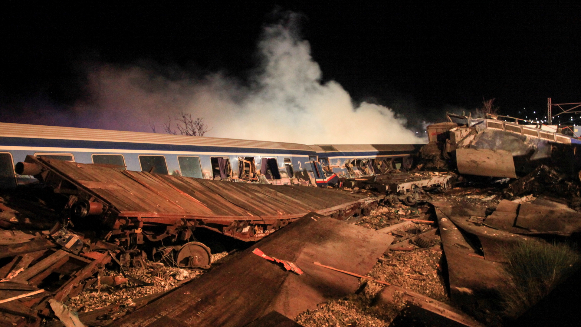 Waggontrümmer nach einem Zusammenstoß von Zügen bei Larissa in Griechenland | REUTERS