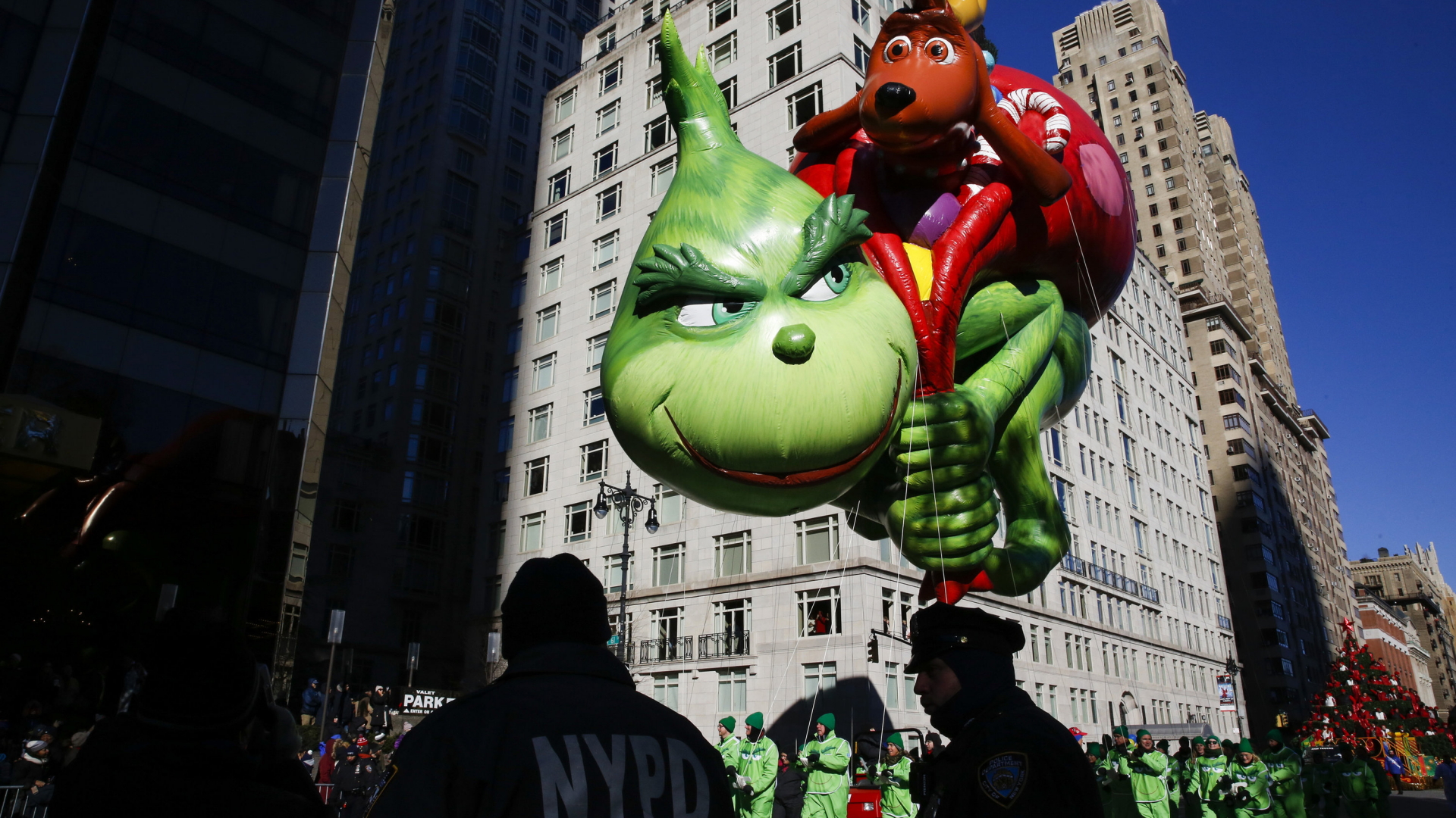 Der Grinch schwebt als Luftballon auf einer Parade in new York | Bildquelle: dpa