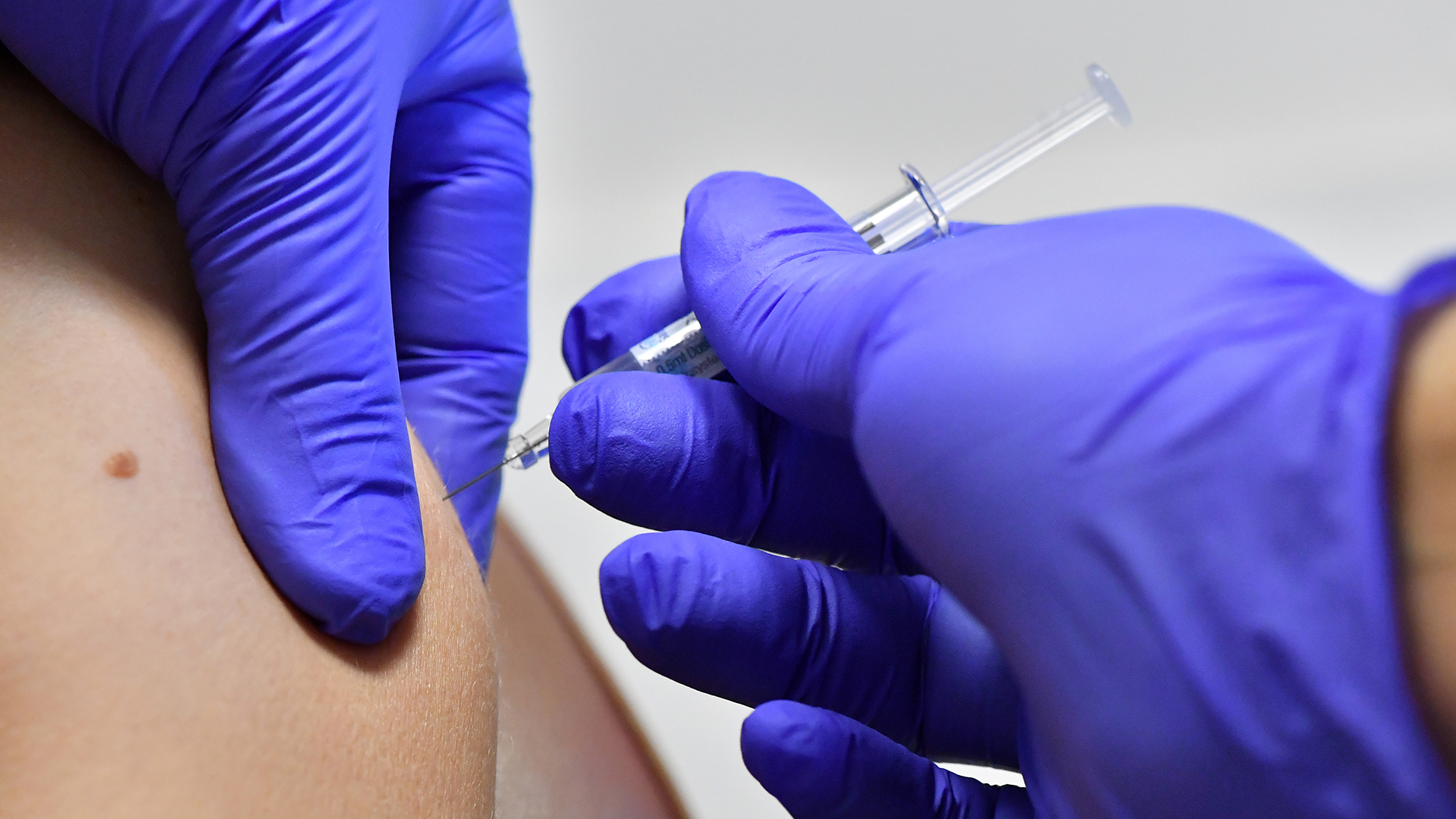 Eine Patientin lässt sich in einer Polyklinik gegen Grippe impfen. | null