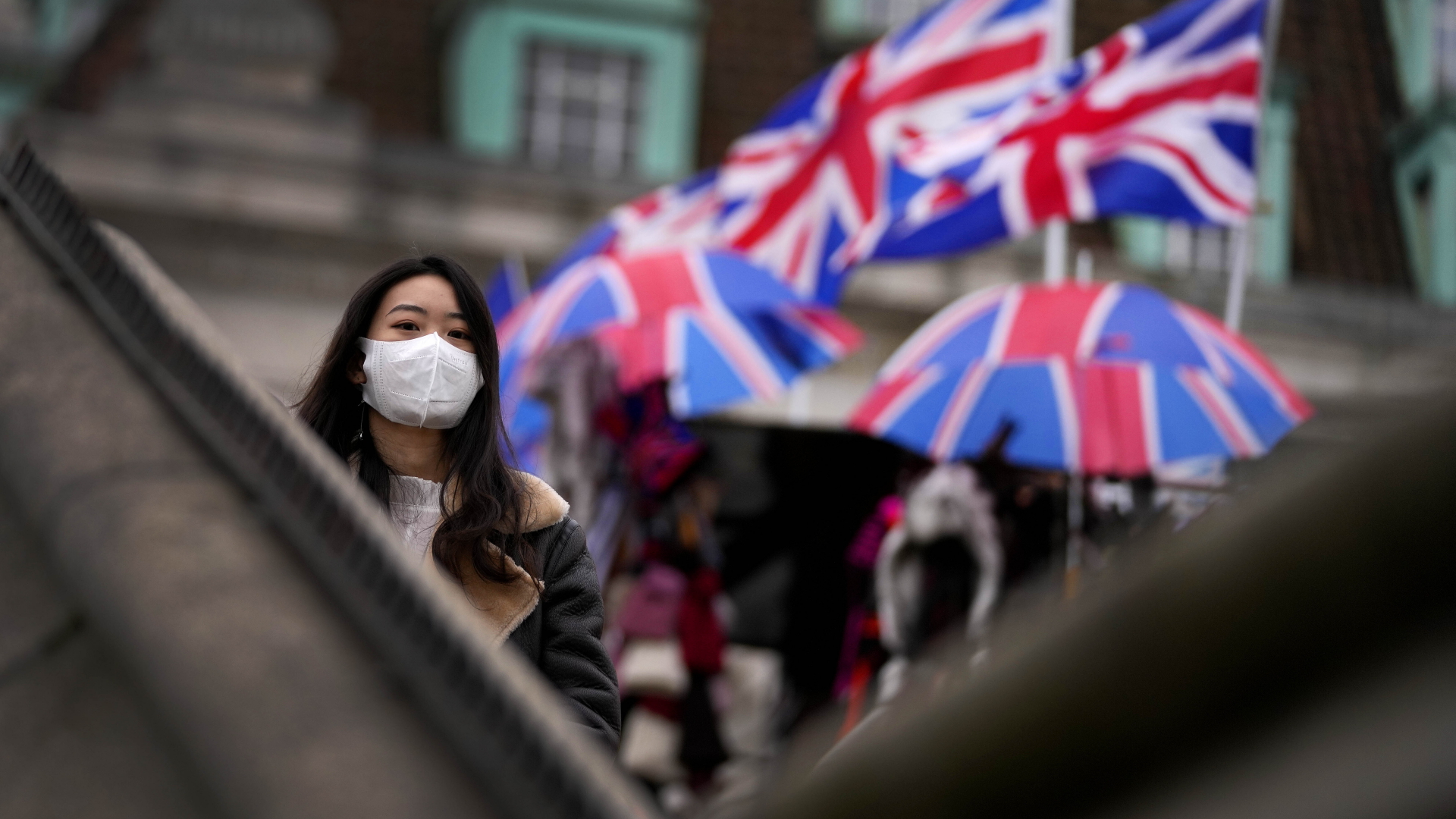 Eine Frau läuft mit Mundschutz durch London | dpa