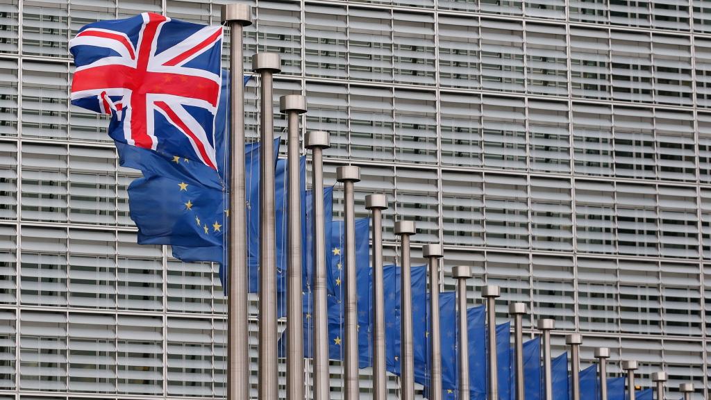 Der britische Union Jack vor EU-Flaggen in Brüssel | null