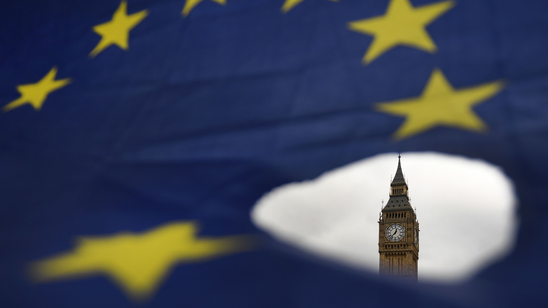 Der Londoner "Big Ben" - sichtbar durch eine löchrige EU-Flagge. | ANDY RAIN/EPA-EFE/Shutterstock
