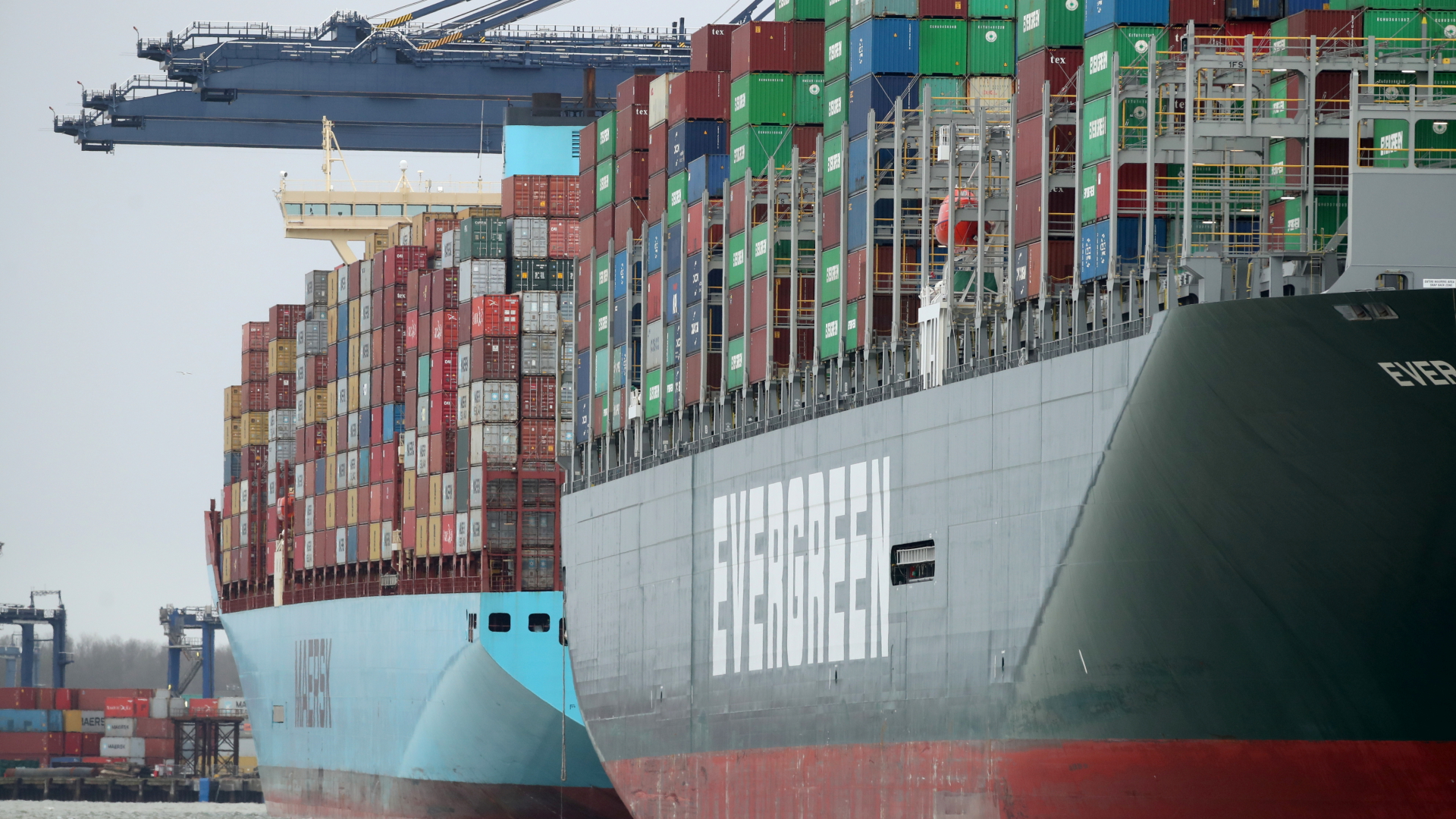 Schiffe mit Containern liegen im Hafen des britischen Felixstowe. | REUTERS