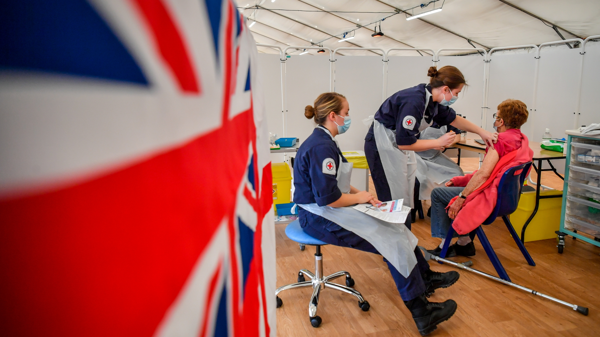  Personal der Royal Navy injiziert einer Frau ihre Corona-Impfung mit dem Impfstoff von Astrazeneca im Impfzentrum Bath in Großbritannien. | dpa