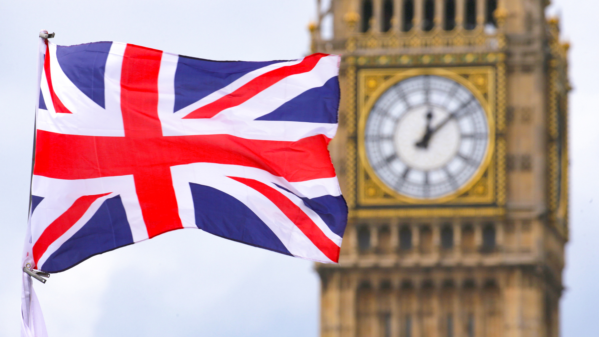 Die britische Flagge weht vor dem "Big Ben"-Glockenturm. | dpa