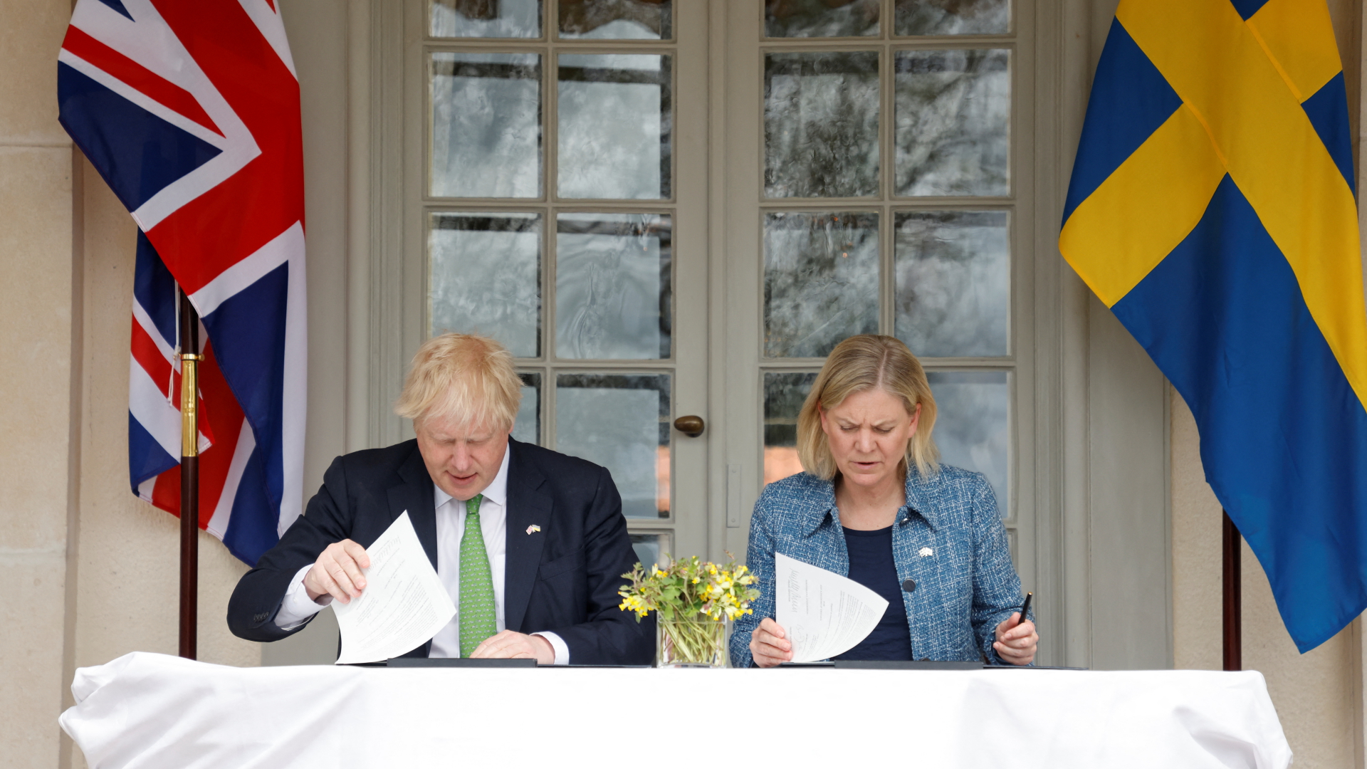 Der britische Premierminister Boris Johnson bei der Unterzeichnung eines Beistandspaktes mit seiner Kollegin Magdalena Andersson in Schweden   | via REUTERS